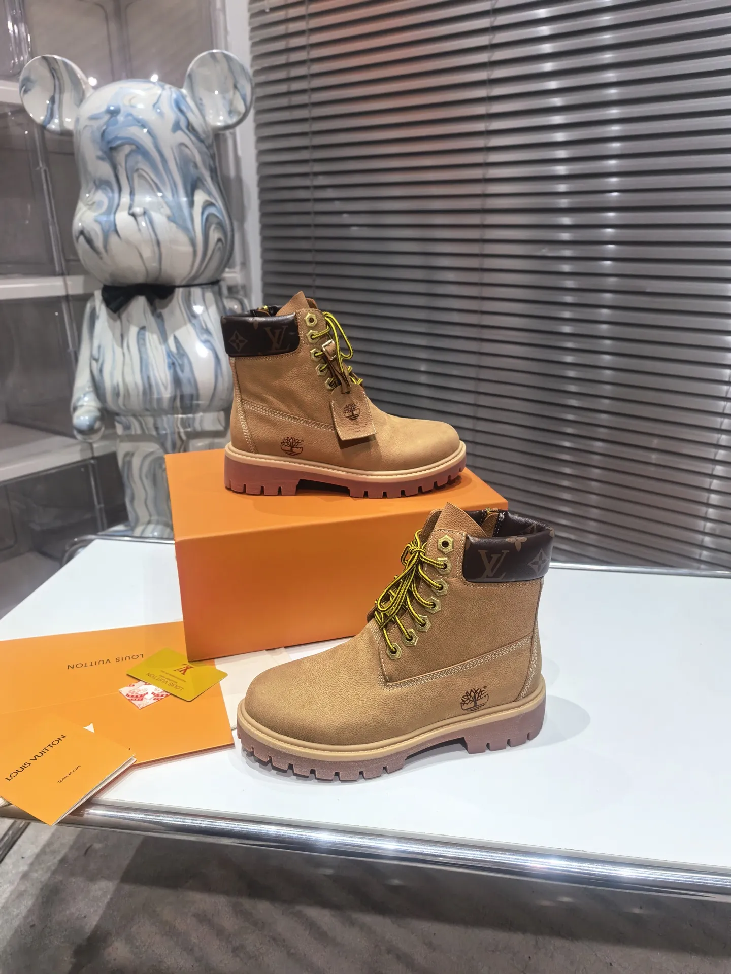 🏆Louis Vuitton x Timberland联名 Via Instagram Lv &sup2;⁰&sup2;4𝐬𝐬 早秋 添柏岚 大黄靴 众多明星上脚 💯多组穿搭 秋冬限定款👊 专柜非常难买这将是引爆早秋的第一款爆版 值得拥有独具时尚潮流领先风格 强烈推荐入手 ✅✅面料：磨砂皮 ✅✅内里：牛皮 ✅✅大底：双色橡胶 ✅✅跟高： 5 cm ✅✅码数：35-45 P 350男码 +20