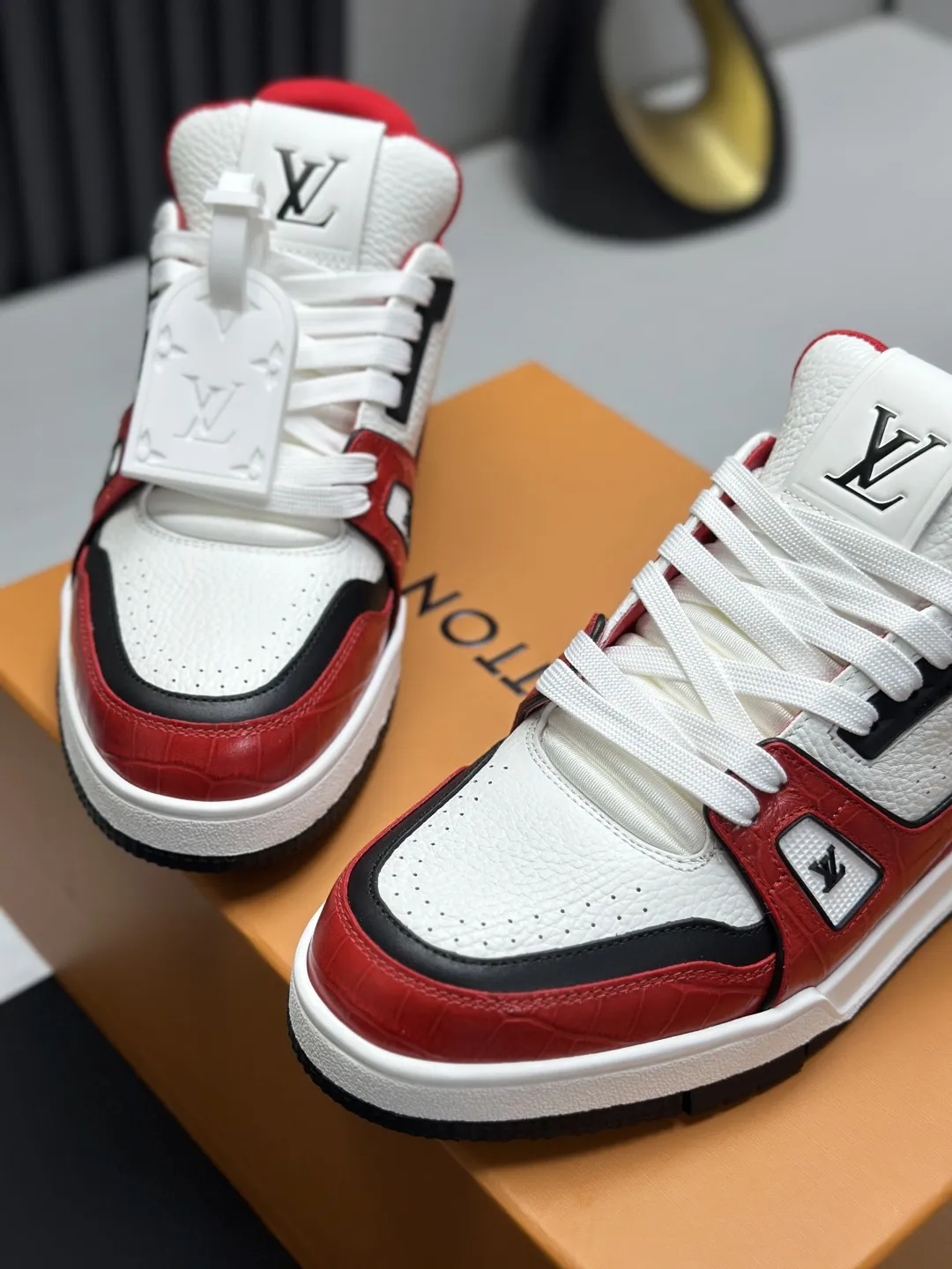 工厂直销¥350💰顶级版本 LV-路易威登-经典走秀新款 空胶工艺·原版1:1开发复刻!!上脚非常舒适 奢侈用料,做工精细,中底印有欧洲制造英文字母 鞋面由意大利进口小牛皮拼接,侧边饰有品牌LOGO标志及签名,最新乳胶垫脚➕网布内里,脚感超舒适。原厂特供原版双色TPU组合大底。套包工艺 固特异缝合锁边 面料:独家定制头层牛皮 配件:独家私模Vuitton 标识, 内里:定制丝滑网里-头层丝绸牛皮内里 大底:TPU组合大底耐磨防滑防黄 垫脚:新款乳胶垫-网纱吸汗 专柜工艺:全电脑针车拉线 鞋头 后套 冷热定型 全套拉帮套楦中低logo花纹 专柜包装 -鞋带 证书 卡片 说明书 合格证 防尘袋 全网最齐包装 女款35-40男款38-46(38/46订做不退换!