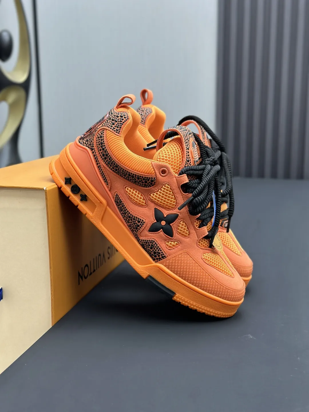 现货工厂直销¥360💰顶级版本 LV-路易威登-经典走秀新款 空胶工艺·原版1:1开发复刻!!上脚非常舒适 奢侈用料,做工精细,中底印有欧洲制造英文字母 鞋面由意大利进口小牛皮拼接,侧边饰有品牌LOGO标志及签名,最新乳胶垫脚➕网布内里,脚感超舒适。原厂特供原版双色TPU组合大底。套包工艺 固特异缝合锁边 面料:独家定制头层牛皮 配件:独家私模Vuitton 标识, 内里:定制丝滑网里-头层丝绸牛皮内里 大底:TPU组合大底耐磨防滑防黄 垫脚:新款乳胶垫-网纱吸汗 专柜工艺:全电脑针车拉线 鞋头 后套 冷热定型 全套拉帮套楦中低logo花纹 专柜包装 -鞋带 证书 卡片 说明书 合格证 防尘袋 全网最齐包装 女款35-40男款38-46(38/46订做不退换!