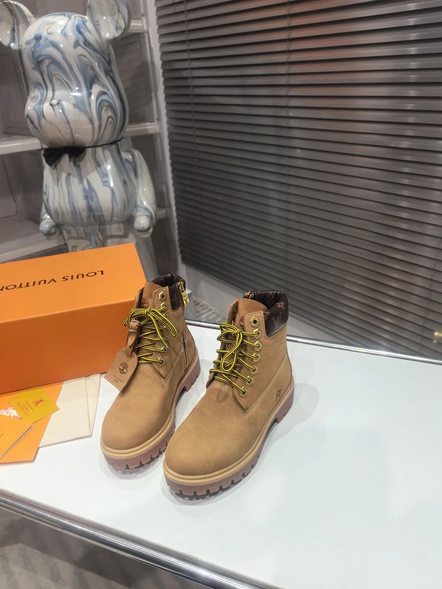 🏆Louis Vuitton x Timberland联名 Via Instagram Lv ²⁰²4𝐬𝐬 早秋 添柏岚 大黄靴 众多明星上脚 💯多组穿搭 秋冬限定款👊 专柜非常难买这将是引爆早秋的第一款爆版 值得拥有独具时尚潮流领先风格 强烈推荐入手 ✅✅面料:磨砂皮 ✅✅内里:牛皮 ✅✅大底:双色橡胶 ✅✅跟高: 5 cm ✅✅码数:35-45 P 350男码 +20