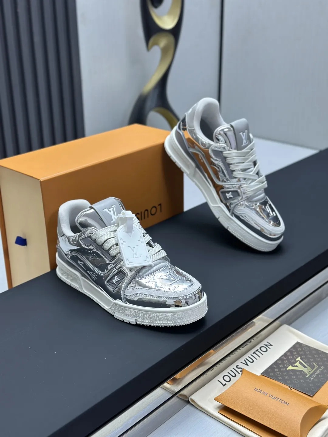 区别市场版本 工厂直销¥350💰顶级版本 LV-路易威登-经典走秀新款 空胶工艺·原版1:1开发复刻!!上脚非常舒适 奢侈用料,做工精细,中底印有欧洲制造英文字母 鞋面由意大利进口小牛皮拼接,侧边饰有品牌LOGO标志及签名,最新乳胶垫脚➕网布内里,脚感超舒适。原厂特供原版双色TPU组合大底。套包工艺 固特异缝合锁边 面料:独家定制头层牛皮 配件:独家私模Vuitton 标识, 内里:定制丝滑网里-头层丝绸牛皮内里 大底:TPU组合大底耐磨防滑防黄 垫脚:新款乳胶垫-网纱吸汗 专柜工艺:全电脑针车拉线 鞋头 后套 冷热定型 全套拉帮套楦中低logo花纹 专柜包装 -鞋带 证书 卡片 说明书 合格证 防尘袋 全网最齐包装 女款35-40男款38-46(38/46订做不退换!