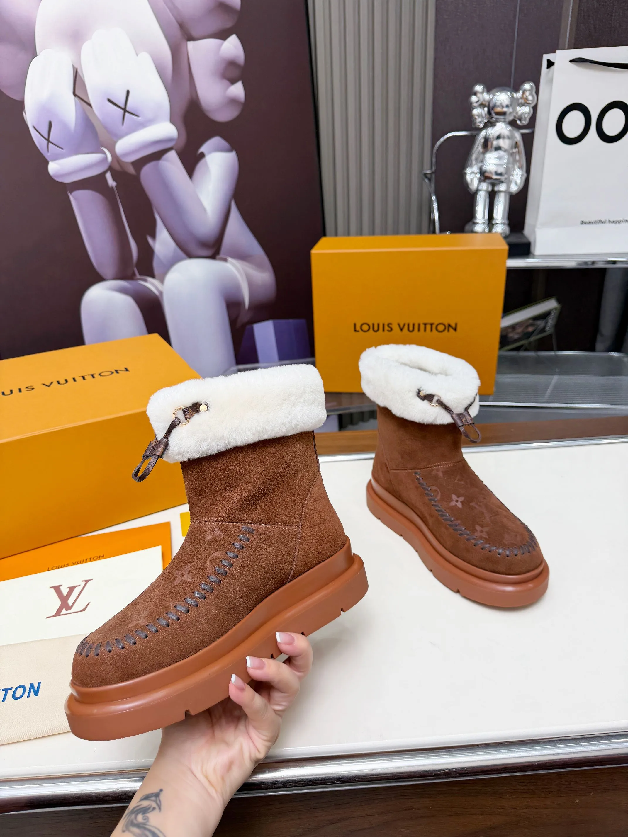 💰310Size:35-42(42订做不退换) Louis Vuitton秋冬最新毛靴 2025lv走秀款 鞋面:进口高丝光牛皮 内里:毛 里超级暖和 原版开模发泡组合大底,全套精美包装