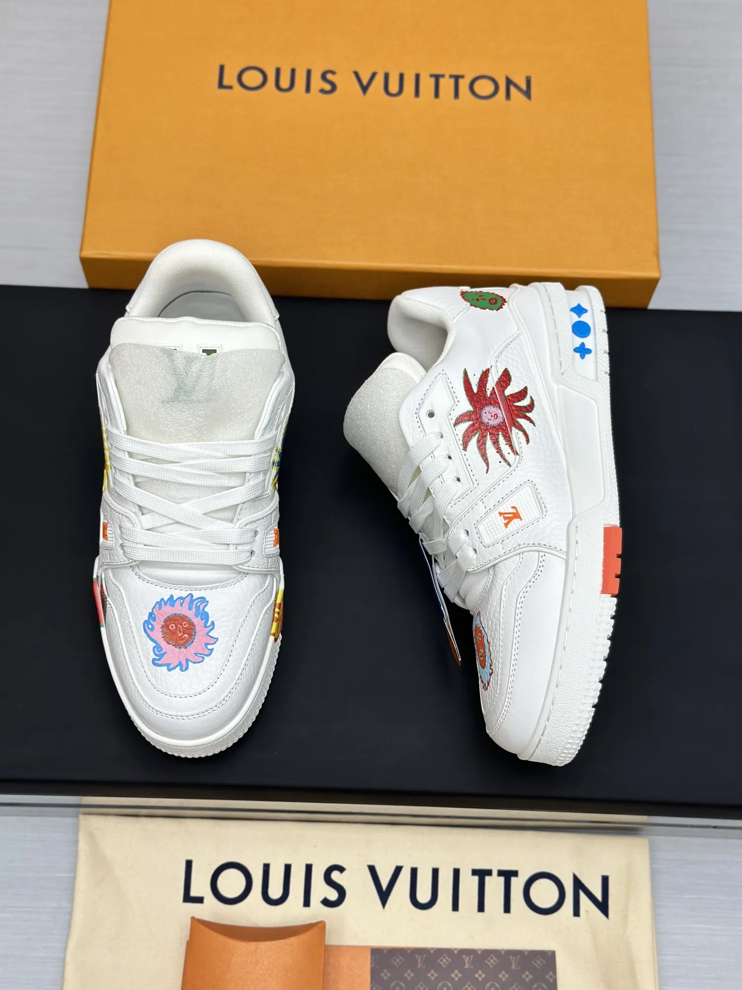 出厂价&yen;350💰🔥（莞产代购级）情侣款🔥东莞高端货源 代购级版本 LV-路易-威登走秀新款 原版1：1开发复刻！！上脚非常舒适 奢侈用料，做工精细 鞋面由意大利进口小牛皮拼接，侧边饰有品牌LOGO标志及签名，牛皮垫脚➕网布内里，脚感超舒适。原厂特供原版双色TPU组合大底。套包工艺 固特异缝合锁边 size：35-45标准码