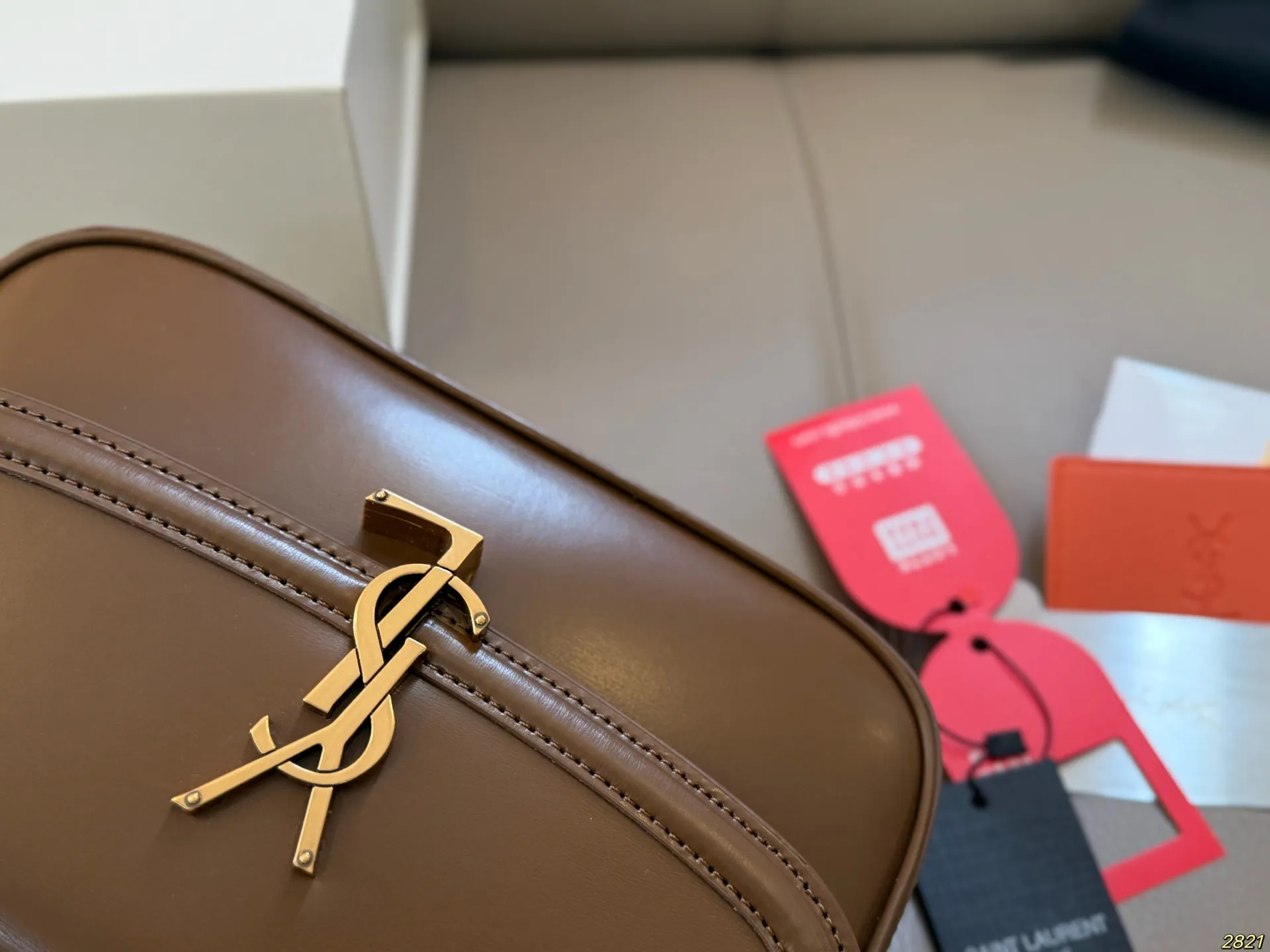 &yen;210配镜子飞机盒 圣罗兰ysl腋下包 复古优雅 满满的高级感 大小适中 容量感人 休闲正装皆可轻松驾驭 尺寸24 15