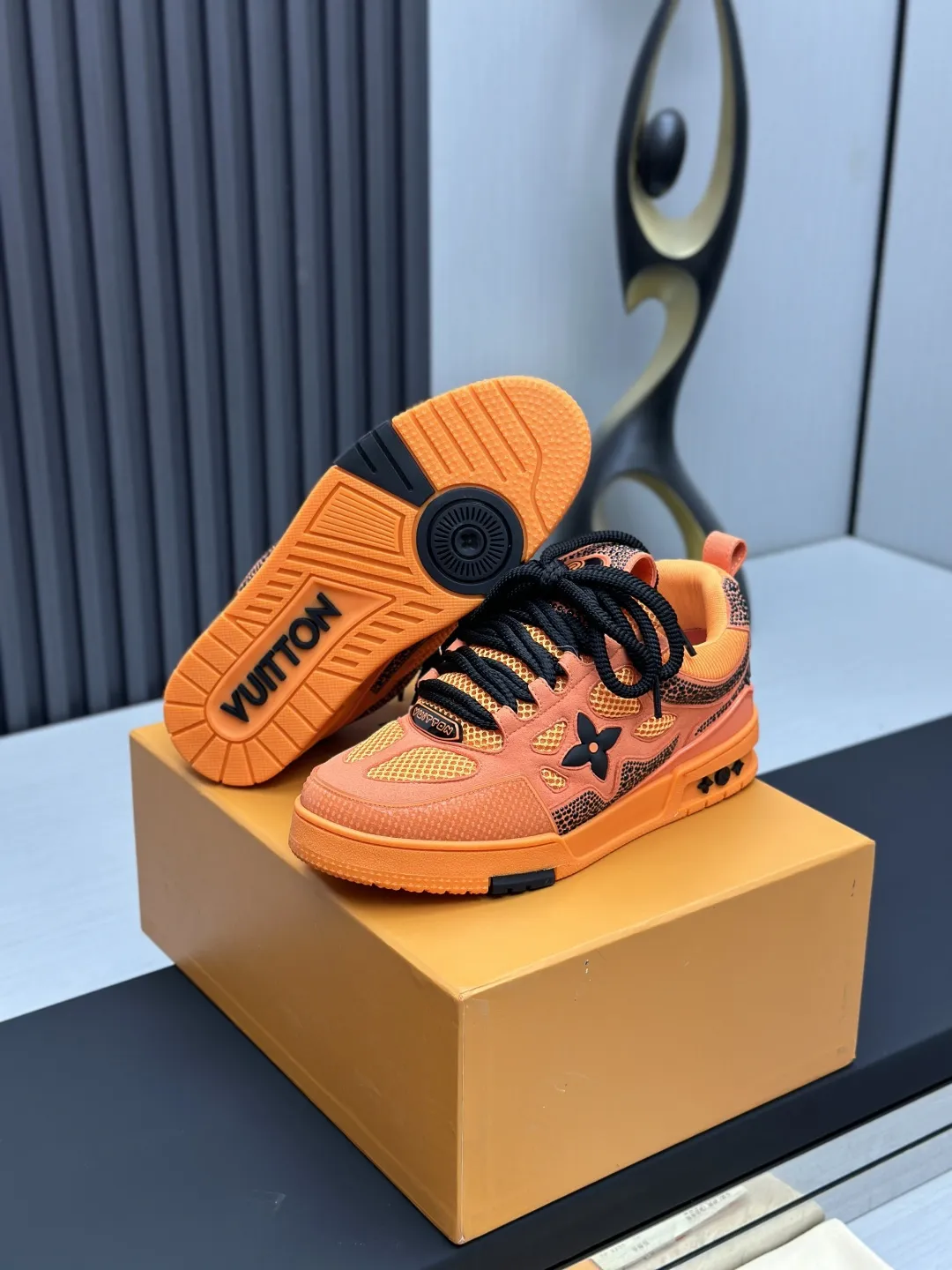 现货工厂直销¥360💰顶级版本 LV-路易威登-经典走秀新款 空胶工艺·原版1:1开发复刻!!上脚非常舒适 奢侈用料,做工精细,中底印有欧洲制造英文字母 鞋面由意大利进口小牛皮拼接,侧边饰有品牌LOGO标志及签名,最新乳胶垫脚➕网布内里,脚感超舒适。原厂特供原版双色TPU组合大底。套包工艺 固特异缝合锁边 面料:独家定制头层牛皮 配件:独家私模Vuitton 标识, 内里:定制丝滑网里-头层丝绸牛皮内里 大底:TPU组合大底耐磨防滑防黄 垫脚:新款乳胶垫-网纱吸汗 专柜工艺:全电脑针车拉线 鞋头 后套 冷热定型 全套拉帮套楦中低logo花纹 专柜包装 -鞋带 证书 卡片 说明书 合格证 防尘袋 全网最齐包装 女款35-40男款38-46(38/46订做不退换!