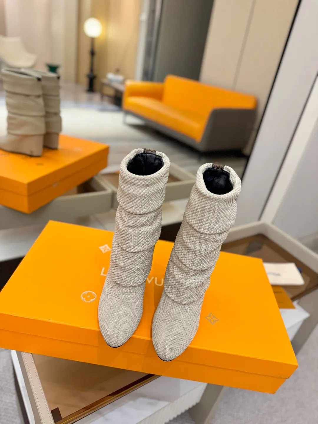 价格：420 代购级！全配套包装 ⚠️首家私膜1:1开发⚠️完美呈现 这款Summer中高楔跟靴子亮相 路易威登 女装时装展，设计采用特别制作的珠地针织布打造，创作灵感源自迪斯科时期。高楔跟饰有LV首字母标志饰钉，造型更显从容优雅。 ♺材料：织布 ♺ 内里: 进口羊皮 ♺ 垫脚:羊皮 ♺ 大底：意大利真皮大底 ♺ 跟高：9cm ♺ 鞋码: 35-42(40.41.42定做不退换)