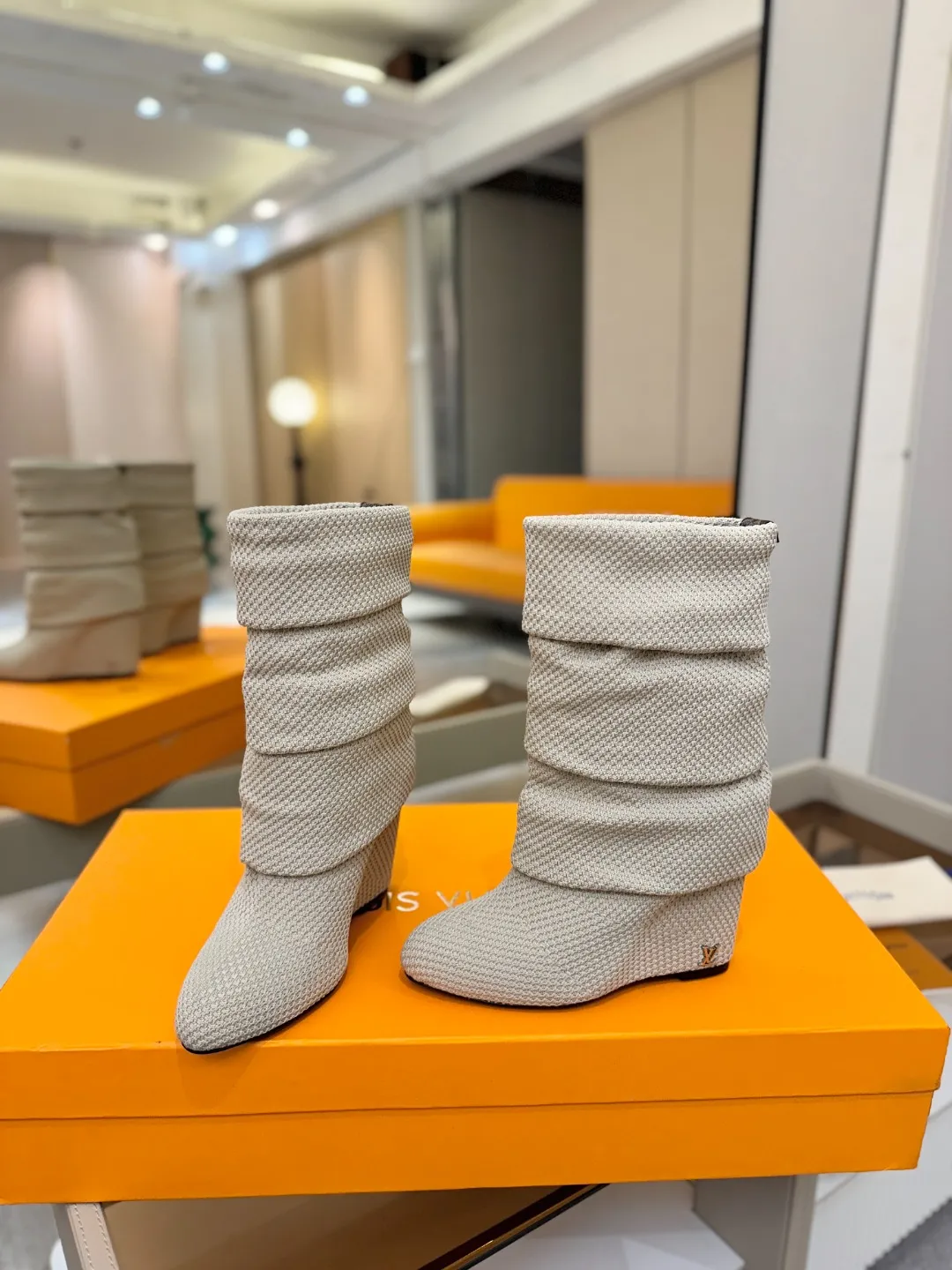 价格:420 代购级!全配套包装 ⚠️首家私膜1:1开发⚠️完美呈现 这款Summer中高楔跟靴子亮相 路易威登 女装时装展,设计采用特别制作的珠地针织布打造,创作灵感源自迪斯科时期。高楔跟饰有LV首字母标志饰钉,造型更显从容优雅。 ♺材料:织布 ♺ 内里: 进口羊皮 ♺ 垫脚:羊皮 ♺ 大底:意大利真皮大底 ♺ 跟高:9cm ♺ 鞋码: 35-42(40.41.42定做不退换)