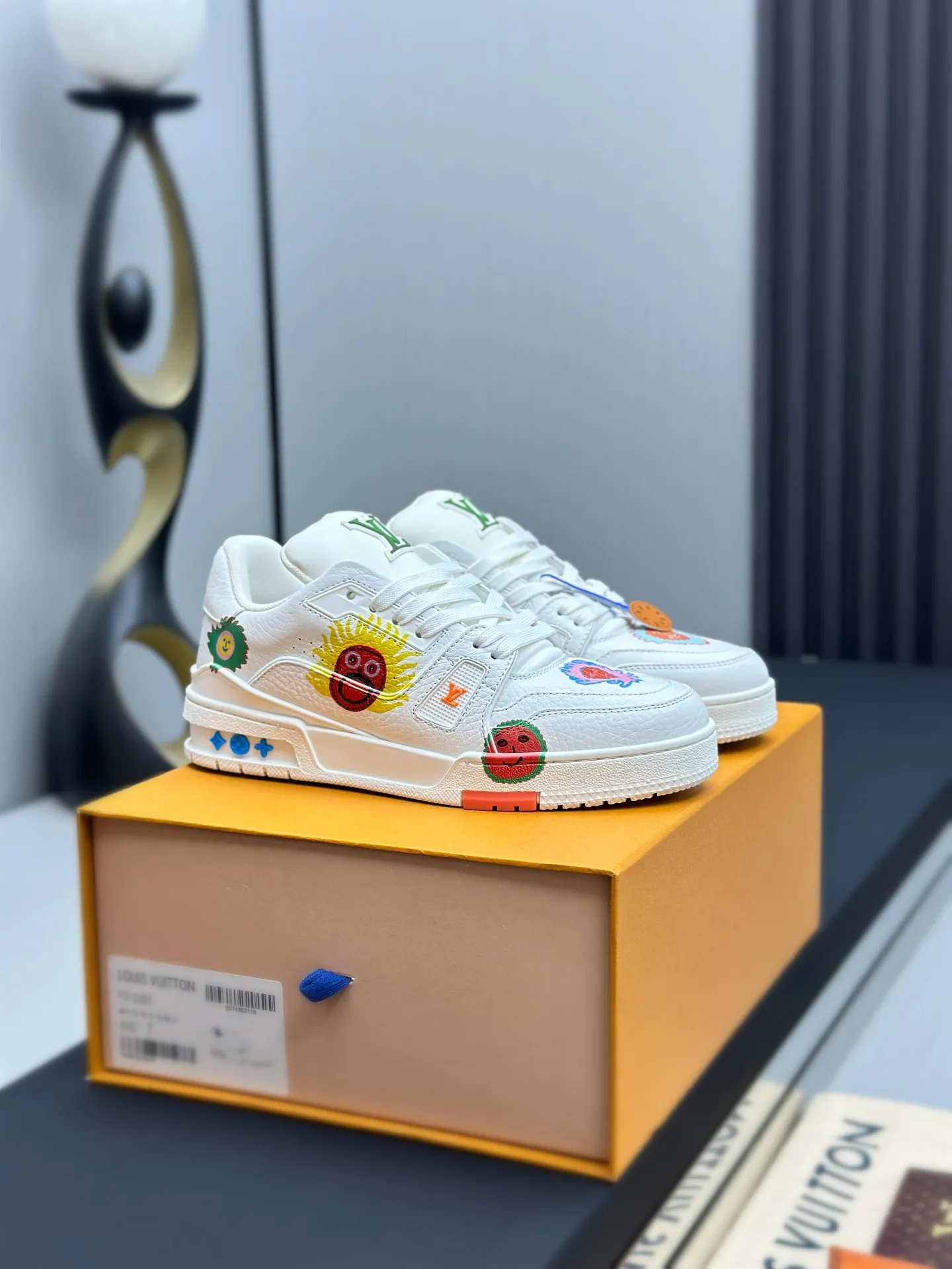 出厂价¥350💰🔥(莞产代购级)情侣款🔥东莞高端货源 代购级版本 LV-路易-威登走秀新款 原版1:1开发复刻!!上脚非常舒适 奢侈用料,做工精细 鞋面由意大利进口小牛皮拼接,侧边饰有品牌LOGO标志及签名,牛皮垫脚➕网布内里,脚感超舒适。原厂特供原版双色TPU组合大底。套包工艺 固特异缝合锁边 size:35-45标准码