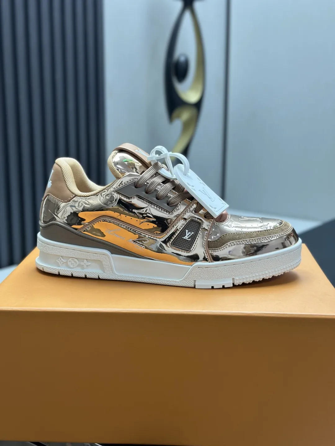 区别市场版本 工厂直销&yen;350💰顶级版本 LV-路易威登-经典走秀新款 空胶工艺&middot;原版1：1开发复刻！！上脚非常舒适 奢侈用料，做工精细，中底印有欧洲制造英文字母 鞋面由意大利进口小牛皮拼接，侧边饰有品牌LOGO标志及签名，最新乳胶垫脚➕网布内里，脚感超舒适。原厂特供原版双色TPU组合大底。套包工艺 固特异缝合锁边 面料:独家定制头层牛皮 配件:独家私模Vuitton 标识， 内里:定制丝滑网里-头层丝绸牛皮内里 大底:TPU组合大底耐磨防滑防黄 垫脚:新款乳胶垫-网纱吸汗 专柜工艺:全电脑针车拉线 鞋头 后套 冷热定型 全套拉帮套楦中低logo花纹 专柜包装 -鞋带 证书 卡片 说明书 合格证 防尘袋 全网最齐包装 女款35-40男款38-46（38/46订做不退换！