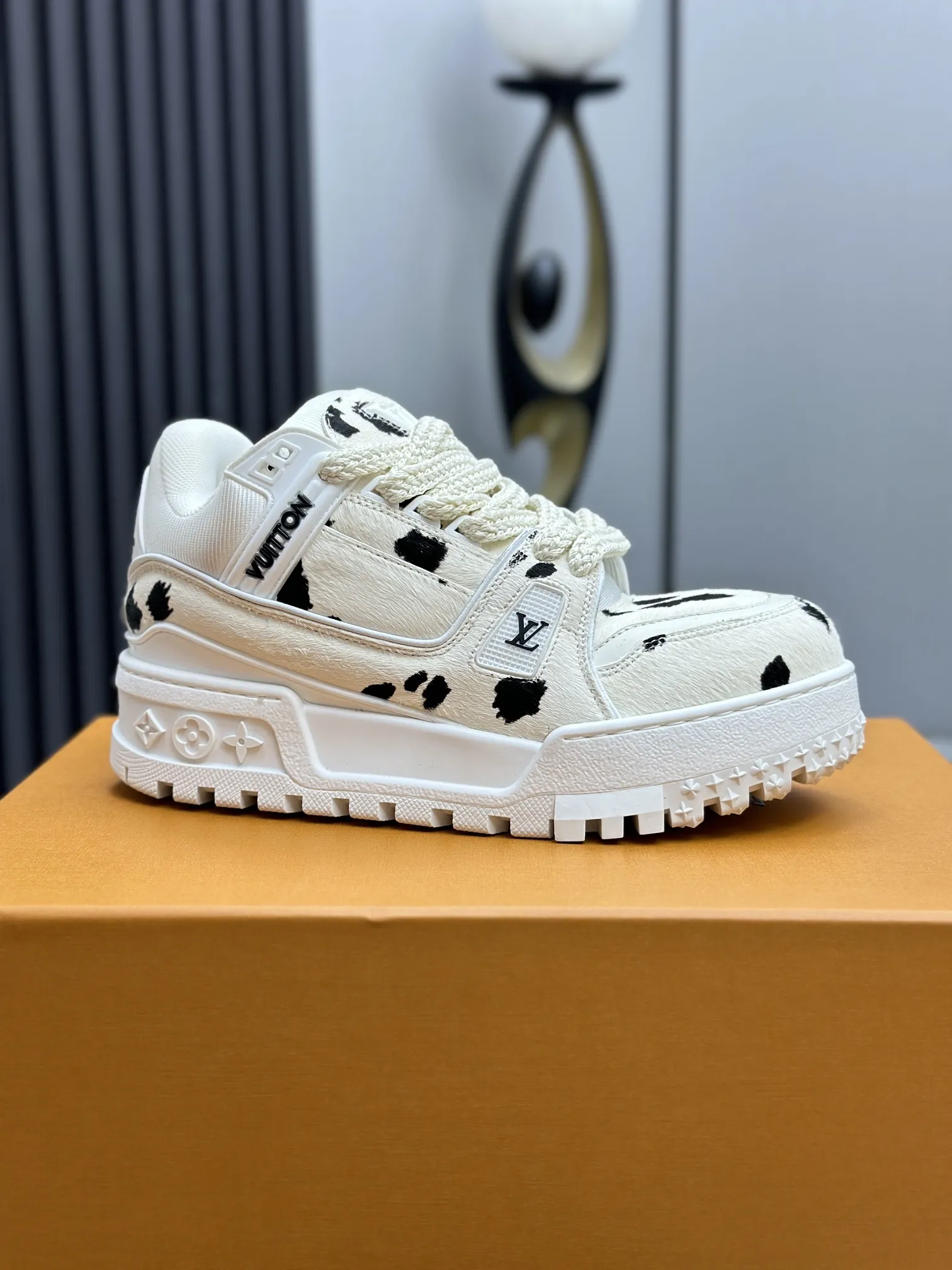 工厂价&yen;350💰顶级版本 （胖丁）LV-路易威登-经典走秀新款 空胶工艺&middot;原版1：1开发复刻！！上脚非常舒适 奢侈用料，做工精细，中底印有欧洲制造英文字母 鞋面由意大利进口小牛皮拼接，侧边饰有品牌LOGO标志及签名，最新乳胶垫脚➕网布内里，脚感超舒适。原厂特供原版双色TPU组合大底。套包工艺 固特异缝合锁边 面料:独家定制头层牛皮 配件:独家私模Vuitton 标识， 内里:定制丝滑网里-头层丝绸牛皮内里 大底:TPU组合大底耐磨防滑防黄 垫脚:新款乳胶垫-网纱吸汗 专柜工艺:全电脑针车拉线 鞋头 后套 冷热定型 全套拉帮套楦中低logo花纹 专柜包装 -鞋带 证书 卡片 说明书 合格证 防尘袋 全网最齐包装 女款35-40男款38-46（38/46订做不退换！