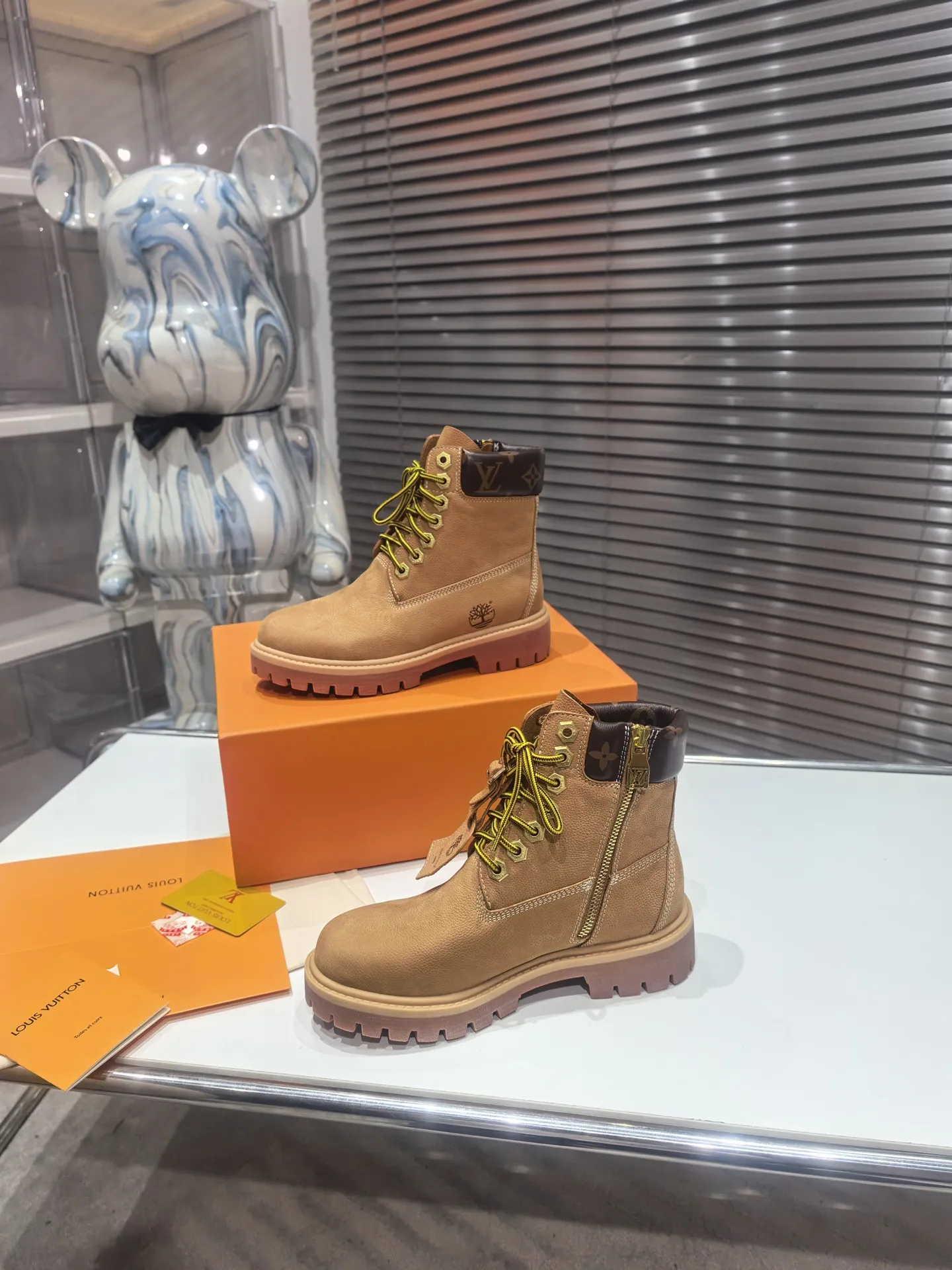 🏆Louis Vuitton x Timberland联名 Via Instagram Lv &sup2;⁰&sup2;4𝐬𝐬 早秋 添柏岚 大黄靴 众多明星上脚 💯多组穿搭 秋冬限定款👊 专柜非常难买这将是引爆早秋的第一款爆版 值得拥有独具时尚潮流领先风格 强烈推荐入手 ✅✅面料：磨砂皮 ✅✅内里：牛皮 ✅✅大底：双色橡胶 ✅✅跟高： 5 cm ✅✅码数：35-45 P 350男码 +20