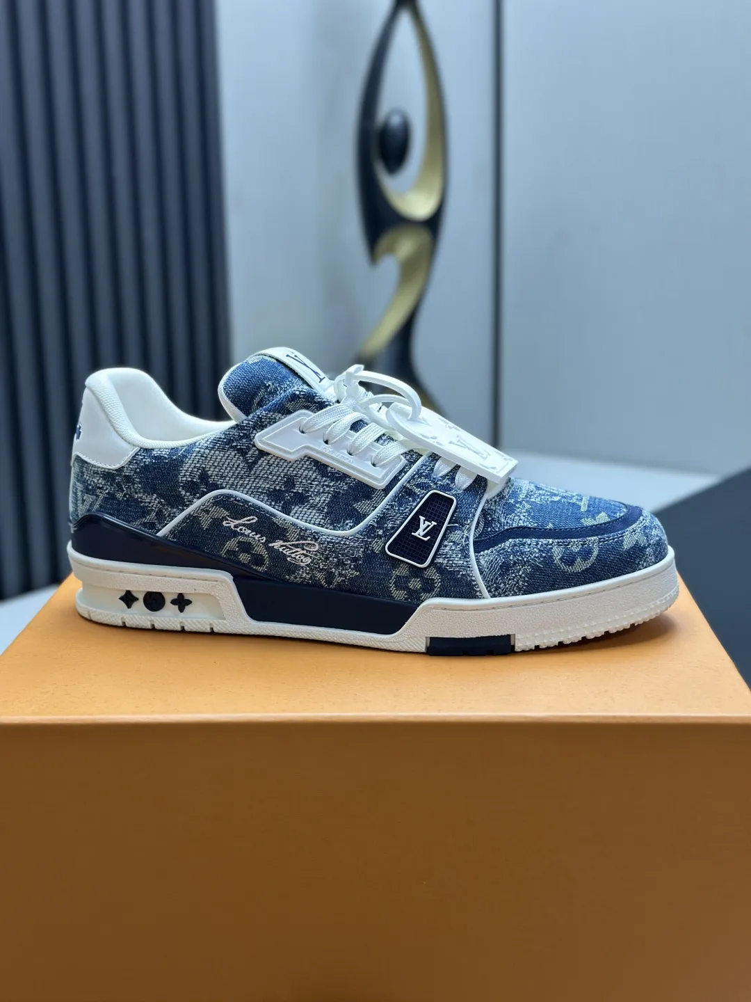 工厂直销&yen;350💰顶级版本 LV-路易威登-经典走秀新款 空胶工艺&middot;原版1：1开发复刻！！上脚非常舒适 奢侈用料，做工精细，中底印有欧洲制造英文字母 鞋面由意大利进口小牛皮拼接，侧边饰有品牌LOGO标志及签名，最新乳胶垫脚➕网布内里，脚感超舒适。原厂特供原版双色TPU组合大底。套包工艺 固特异缝合锁边 面料:独家定制头层牛皮 配件:独家私模Vuitton 标识， 内里:定制丝滑网里-头层丝绸牛皮内里 大底:TPU组合大底耐磨防滑防黄 垫脚:新款乳胶垫-网纱吸汗 专柜工艺:全电脑针车拉线 鞋头 后套 冷热定型 全套拉帮套楦中低logo花纹 专柜包装 -鞋带 证书 卡片 说明书 合格证 防尘袋 全网最齐包装 女款35-40男款38-46（38/46订做不退换！