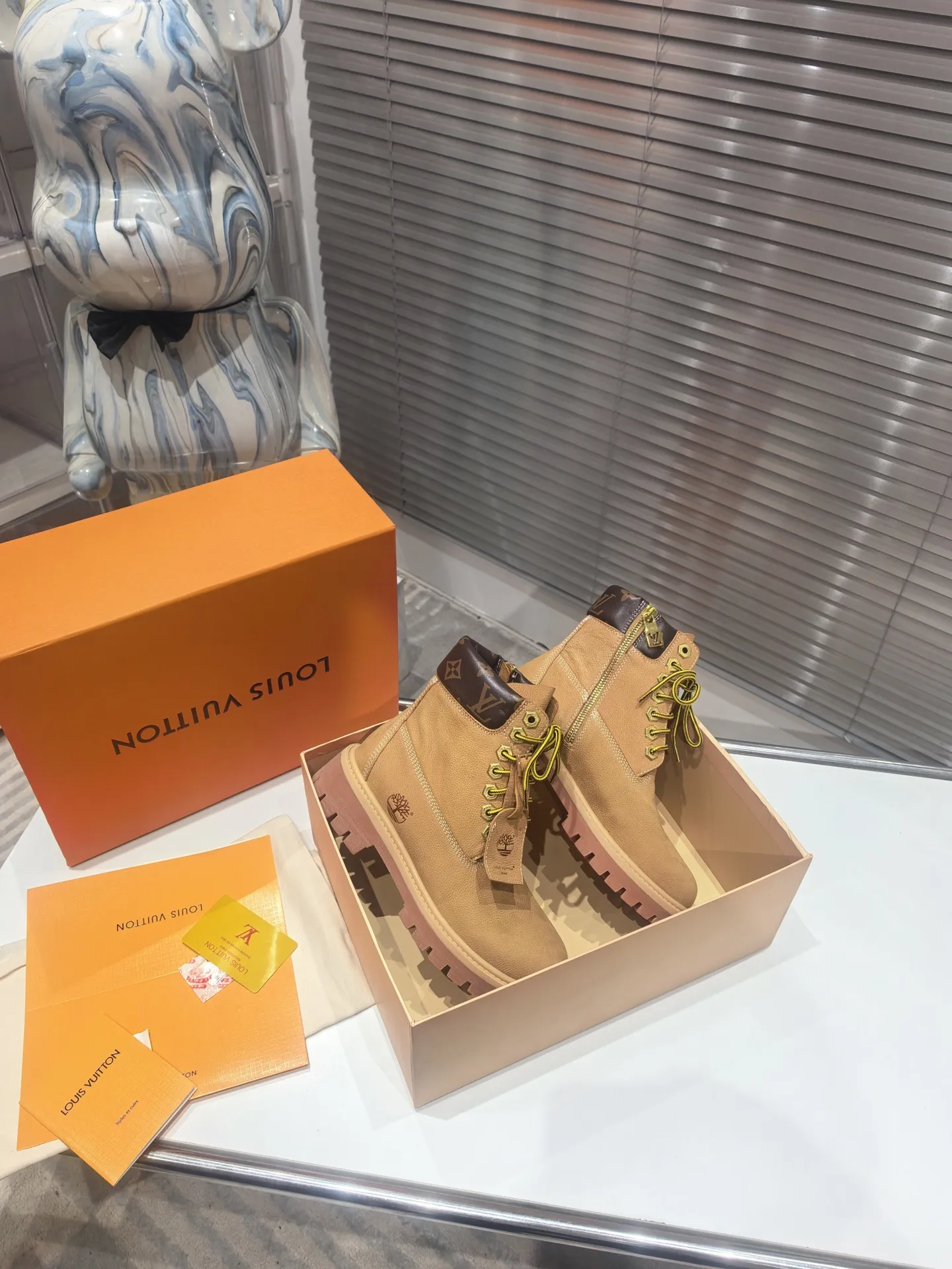 🏆Louis Vuitton x Timberland联名 Via Instagram Lv &sup2;⁰&sup2;4𝐬𝐬 早秋 添柏岚 大黄靴 众多明星上脚 💯多组穿搭 秋冬限定款👊 专柜非常难买这将是引爆早秋的第一款爆版 值得拥有独具时尚潮流领先风格 强烈推荐入手 ✅✅面料：磨砂皮 ✅✅内里：牛皮 ✅✅大底：双色橡胶 ✅✅跟高： 5 cm ✅✅码数：35-45 P 350男码 +20