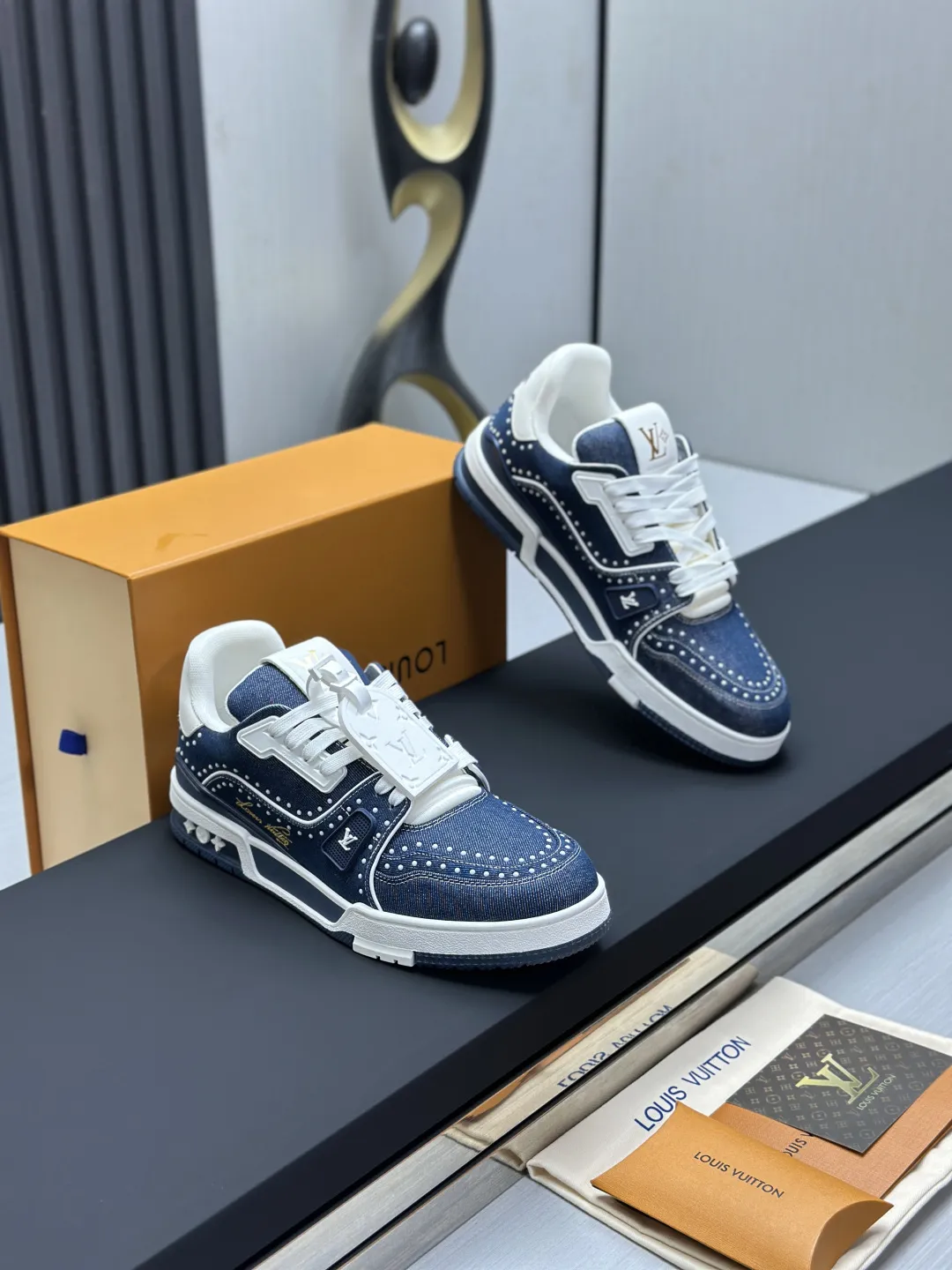 区别市场版本 工厂直销¥350💰顶级版本 LV-路易威登-经典走秀新款 空胶工艺·原版1:1开发复刻!!上脚非常舒适 奢侈用料,做工精细,中底印有欧洲制造英文字母 鞋面由意大利进口小牛皮拼接,侧边饰有品牌LOGO标志及签名,最新乳胶垫脚➕网布内里,脚感超舒适。原厂特供原版双色TPU组合大底。套包工艺 固特异缝合锁边 面料:独家定制头层牛皮 配件:独家私模Vuitton 标识, 内里:定制丝滑网里-头层丝绸牛皮内里 大底:TPU组合大底耐磨防滑防黄 垫脚:新款乳胶垫-网纱吸汗 专柜工艺:全电脑针车拉线 鞋头 后套 冷热定型 全套拉帮套楦中低logo花纹 专柜包装 -鞋带 证书 卡片 说明书 合格证 防尘袋 全网最齐包装 女款35-40男款38-46(38/46订做不退换!