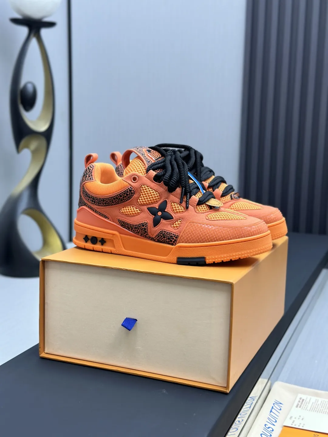 现货工厂直销&yen;360💰顶级版本 LV-路易威登-经典走秀新款 空胶工艺&middot;原版1：1开发复刻！！上脚非常舒适 奢侈用料，做工精细，中底印有欧洲制造英文字母 鞋面由意大利进口小牛皮拼接，侧边饰有品牌LOGO标志及签名，最新乳胶垫脚➕网布内里，脚感超舒适。原厂特供原版双色TPU组合大底。套包工艺 固特异缝合锁边 面料:独家定制头层牛皮 配件:独家私模Vuitton 标识， 内里:定制丝滑网里-头层丝绸牛皮内里 大底:TPU组合大底耐磨防滑防黄 垫脚:新款乳胶垫-网纱吸汗 专柜工艺:全电脑针车拉线 鞋头 后套 冷热定型 全套拉帮套楦中低logo花纹 专柜包装 -鞋带 证书 卡片 说明书 合格证 防尘袋 全网最齐包装 女款35-40男款38-46（38/46订做不退换！