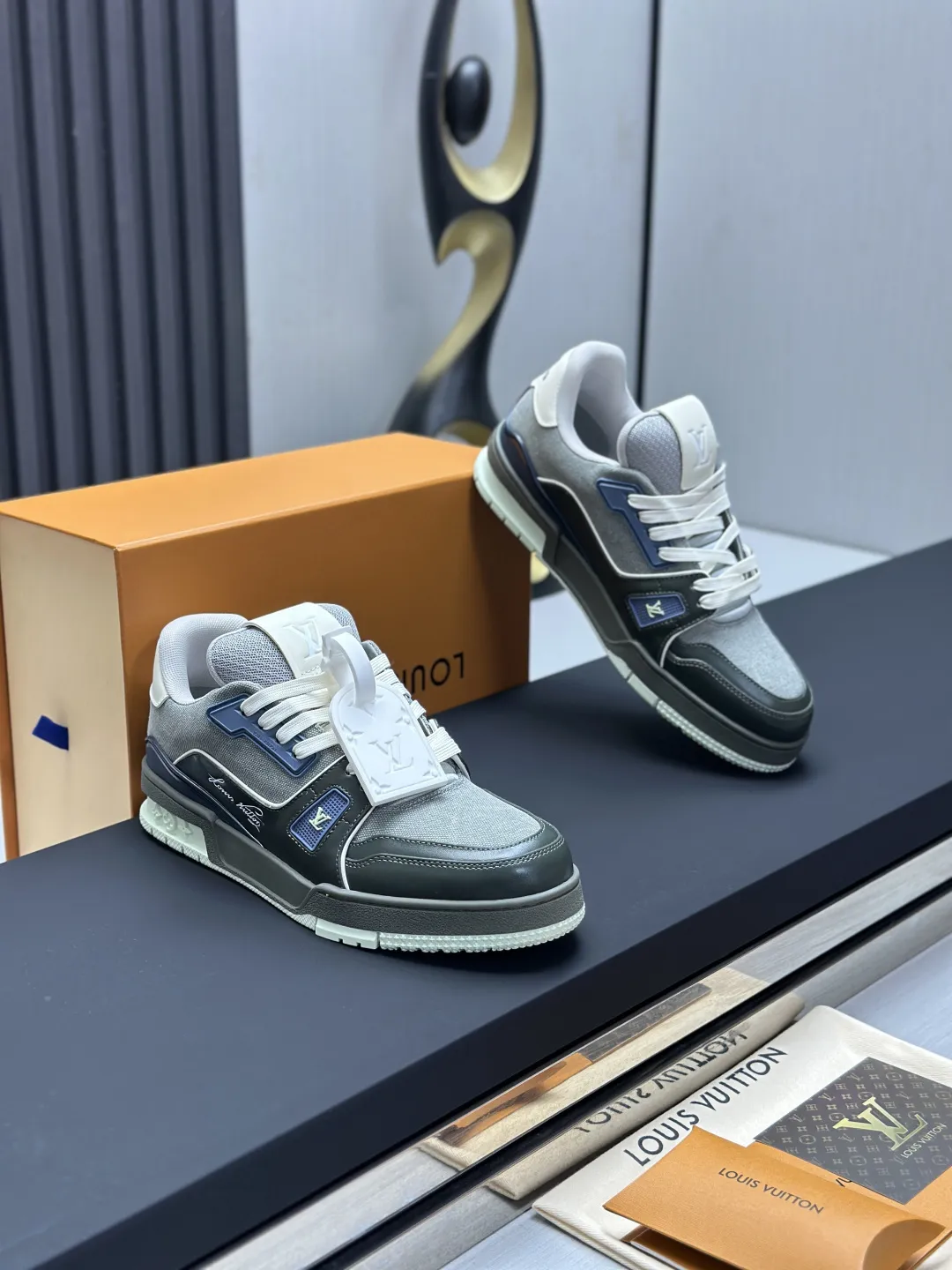 区别市场版本 工厂直销¥350💰顶级版本 LV-路易威登-经典走秀新款 空胶工艺·原版1:1开发复刻!!上脚非常舒适 奢侈用料,做工精细,中底印有欧洲制造英文字母 鞋面由意大利进口小牛皮拼接,侧边饰有品牌LOGO标志及签名,最新乳胶垫脚➕网布内里,脚感超舒适。原厂特供原版双色TPU组合大底。套包工艺 固特异缝合锁边 面料:独家定制头层牛皮 配件:独家私模Vuitton 标识, 内里:定制丝滑网里-头层丝绸牛皮内里 大底:TPU组合大底耐磨防滑防黄 垫脚:新款乳胶垫-网纱吸汗 专柜工艺:全电脑针车拉线 鞋头 后套 冷热定型 全套拉帮套楦中低logo花纹 专柜包装 -鞋带 证书 卡片 说明书 合格证 防尘袋 全网最齐包装 女款35-40男款38-46(38/46订做不退换!