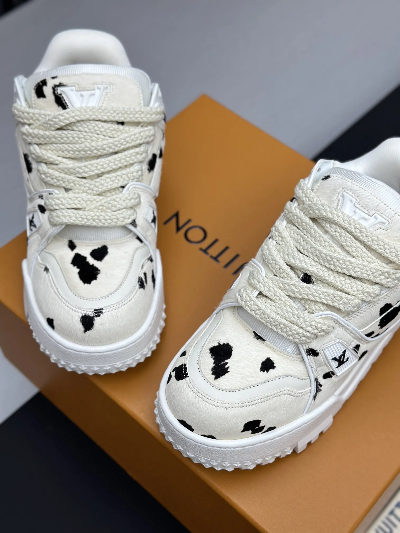 工厂价¥350💰顶级版本 (胖丁)LV-路易威登-经典走秀新款 空胶工艺·原版1:1开发复刻!!上脚非常舒适 奢侈用料,做工精细,中底印有欧洲制造英文字母 鞋面由意大利进口小牛皮拼接,侧边饰有品牌LOGO标志及签名,最新乳胶垫脚➕网布内里,脚感超舒适。原厂特供原版双色TPU组合大底。套包工艺 固特异缝合锁边 面料:独家定制头层牛皮 配件:独家私模Vuitton 标识, 内里:定制丝滑网里-头层丝绸牛皮内里 大底:TPU组合大底耐磨防滑防黄 垫脚:新款乳胶垫-网纱吸汗 专柜工艺:全电脑针车拉线 鞋头 后套 冷热定型 全套拉帮套楦中低logo花纹 专柜包装 -鞋带 证书 卡片 说明书 合格证 防尘袋 全网最齐包装 女款35-40男款38-46(38/46订做不退换!