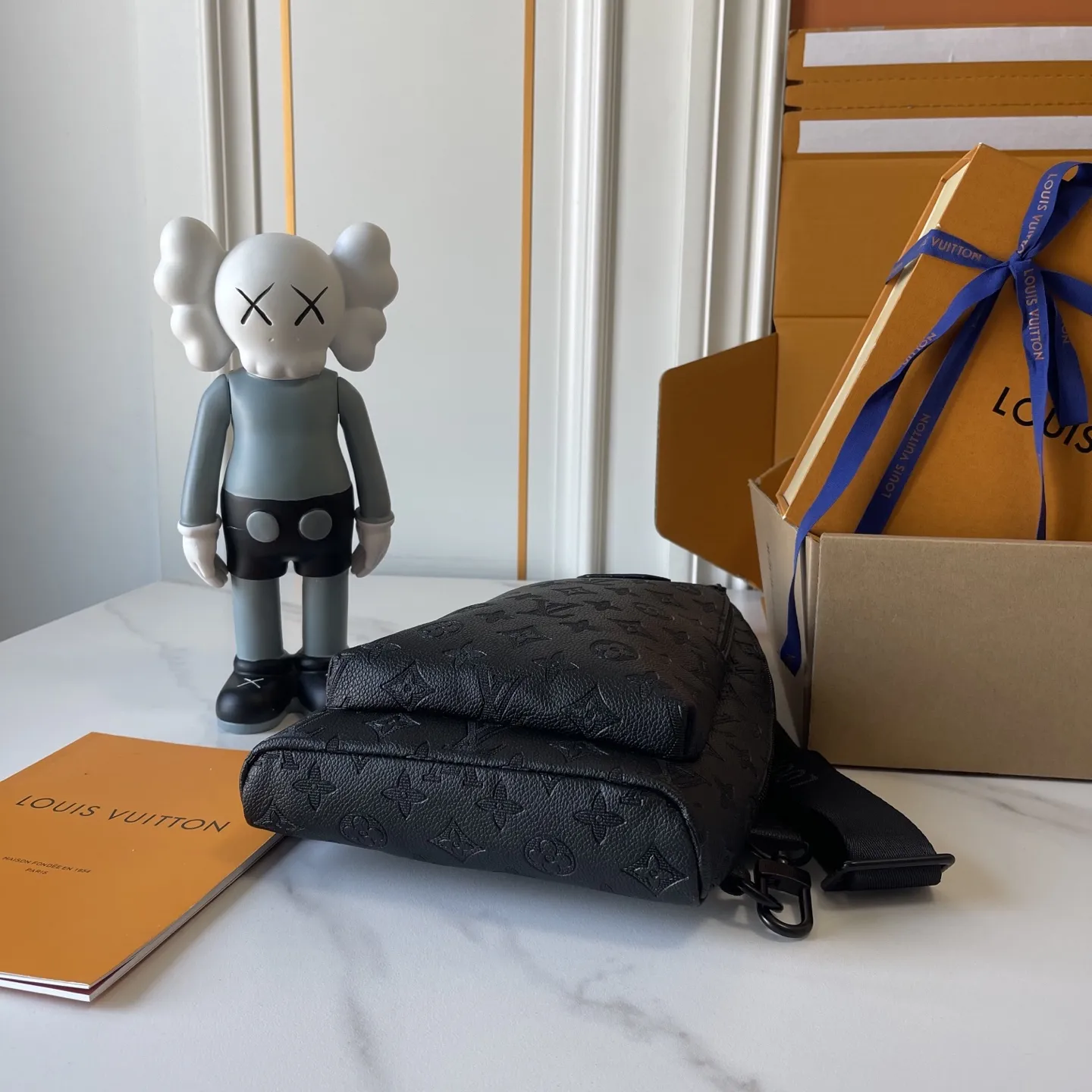 升级版批 150 M26730 M30936 本款 Monogram Shadow小皮牛为Duo Slingbag单肩包 带了来舒与适时尚感。更尚时的上部调可节肩带以更及宽、功能更的强前袋口为一这升级版批增了添运动感。可节调的带肩两侧均佩可戴,实现灵活、符人合体工程学携的带方式。20x42x6cm:20x42x6cm (长×高×宽)