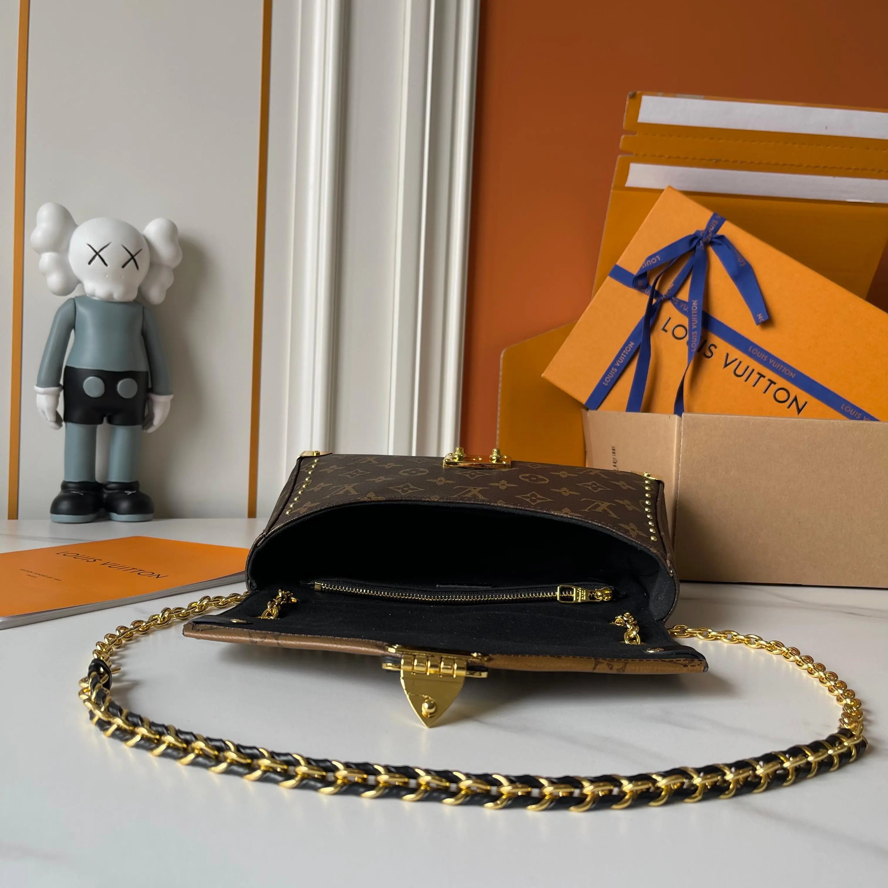 升级版批 150 M14526 M25081 M81266 Trunkie 手袋结合 Monogram 帆布和金属铆钉,搭配金属质感包角和标志性 S-lock 锁扣,以复古行李箱格调彰显品牌传承。内部空间和拉链口袋方便容纳日常所需,滑链肩带拓展背携选择。 16 x 8 x 27 厘米 (高 x 宽 x 长度) 涂层帆布 牛皮革饰边 织物内衬 金属件 翻盖开合,配有 S-lock 锁扣 拉链内袋 可收纳 6.7 寸智能手机、Sarah 长款钱夹、笔记本、太阳眼镜和钥匙 链条:可滑动调整,可拆卸 链条半长:20.0 厘米 链条半长可调至:28.0 厘米