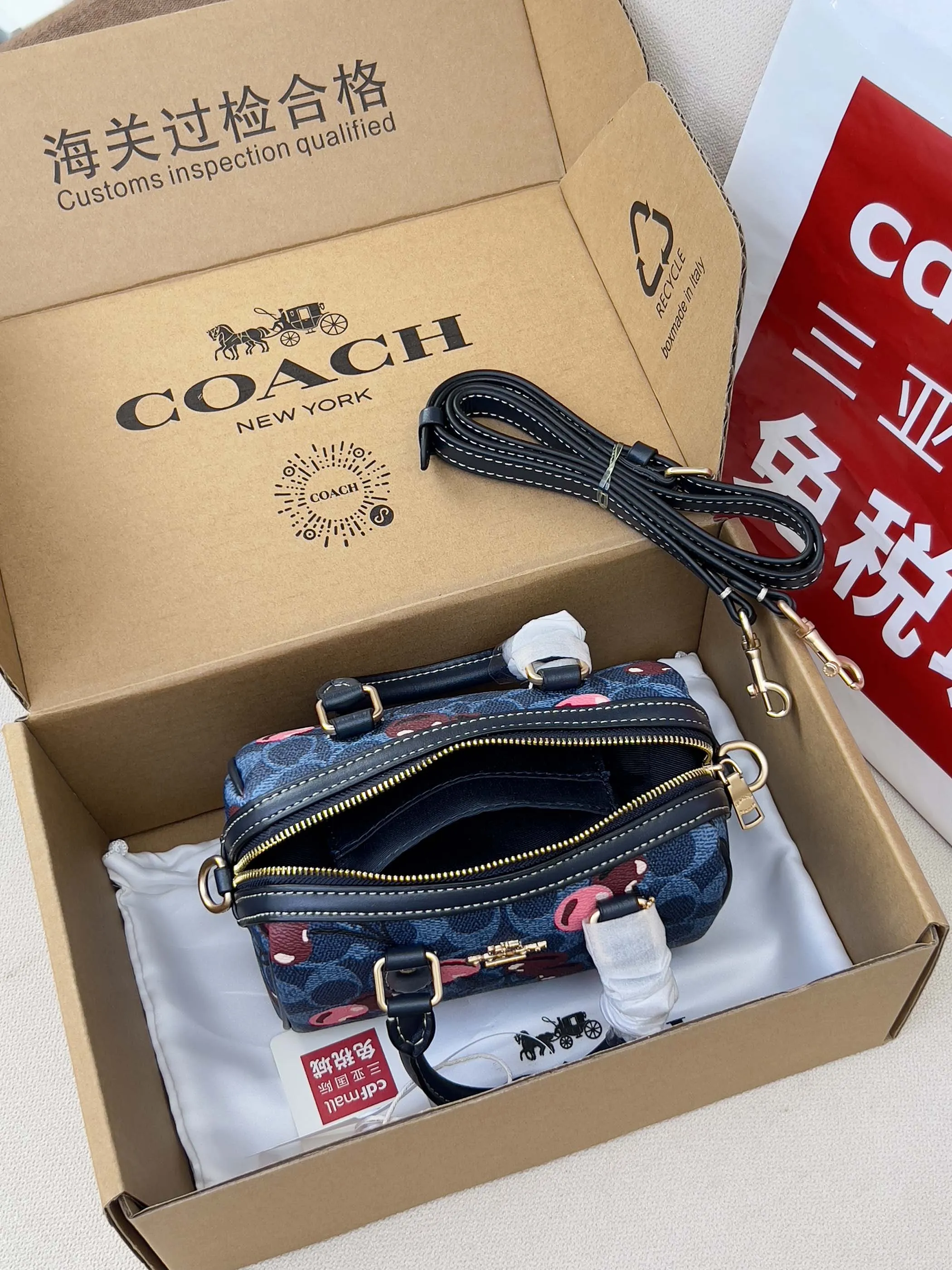 💰180✔《配图片包装》Coach蔻驰2025新款mini波士顿女包,新😍色来啦~PVC防水面料配牛皮迷你手提斜挎小包 波士顿包,ROWAN经典枕头包 老花logo拼接,肩带可拆 斜挎手拎都可,内置多功能袋,拉链开合,配色都是很适合四季的颜色~小巧可爱萌妹纸的最爱😘 尺寸:16.5x 11x 10cm