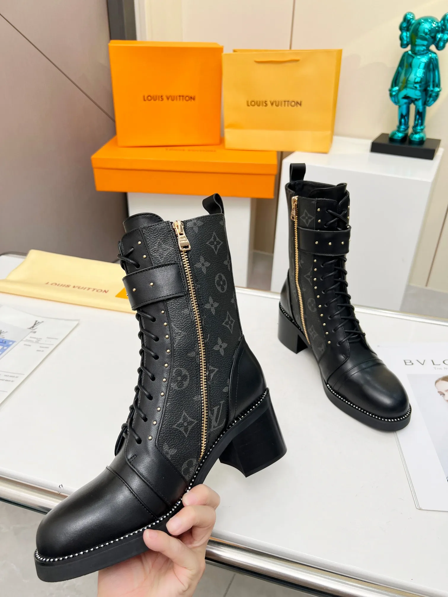 2023最新款专柜同步LV路易威登Louis Vuitton马丁靴市场高端产品质量、代购级别原版原单专属材料搭纹理细致的小牛皮,对路易威登特色元素进行饶有趣味的解构。清爽利落的造型线条、上脚超美超酷!实物更美致敬路易威登。 面料:进口牛皮+品牌特材。 内里:垫脚羊皮。 大底:原版大底, 跟高:5公分 码数: 35-39(40 41 42订做不退换) 出厂价:280 欢迎轻图大卖