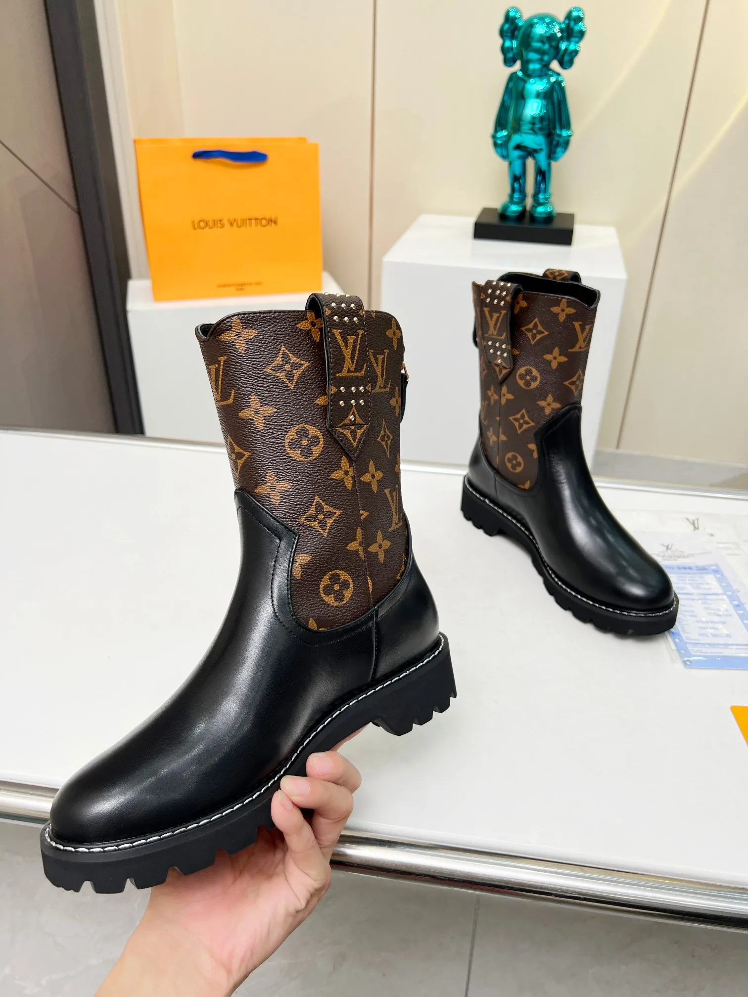 专柜同步LV路易威登Louis Vuitton马丁靴市场高端产品质量、代购级别原版原单专属材料搭纹理细致的小牛皮,2023年最新走秀款🔥🔥🔥清爽利落的造型线条、致敬路易威登旅行传统,面料,进口牛皮。内里垫脚羊皮,原版开模超轻发泡大底,跟高4.5,上脚超美超酷!实物更美,35-39(40 41 42订做不退换)出厂价:280欢迎报单