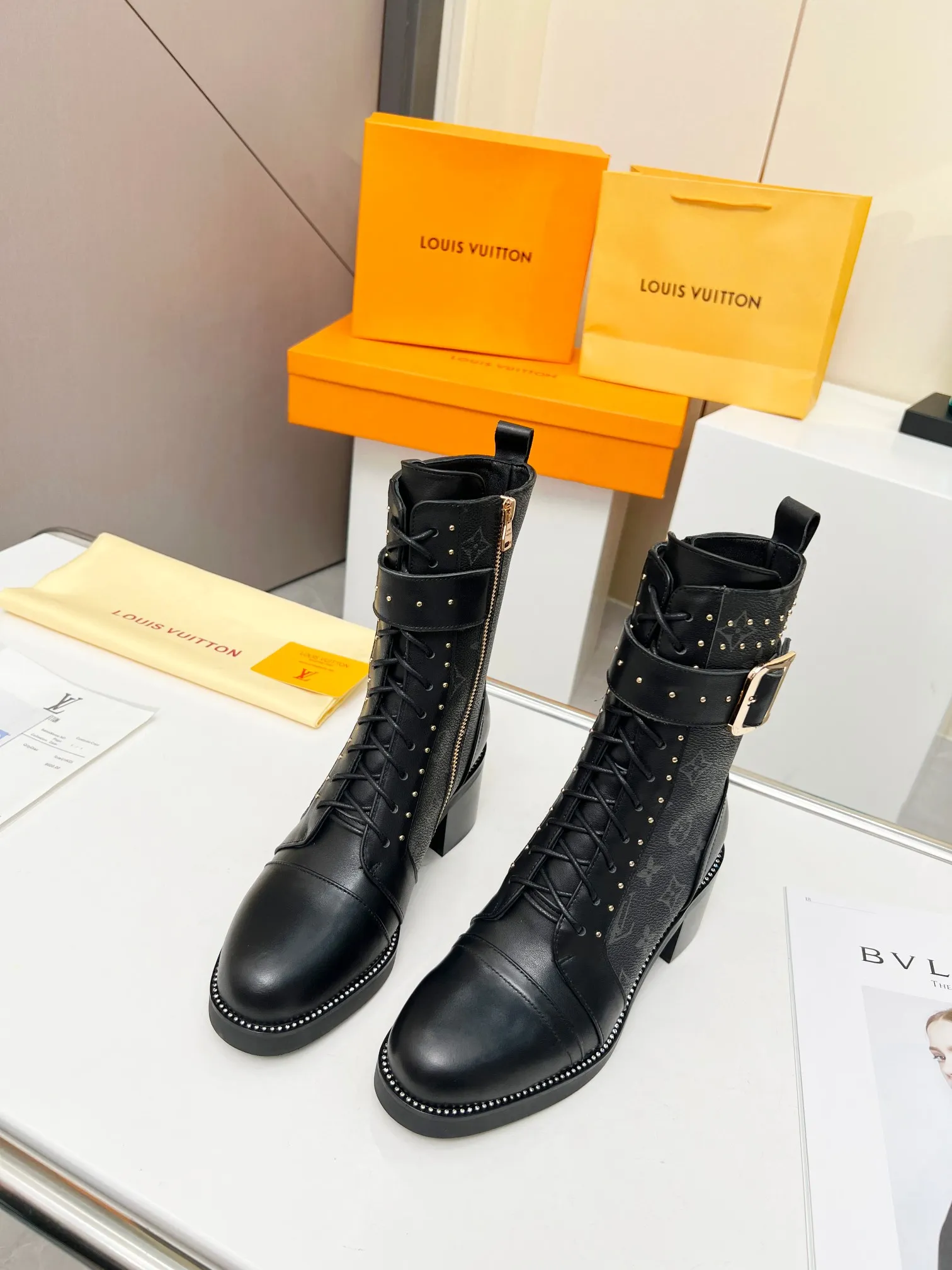 2023最新款专柜同步LV路易威登Louis Vuitton马丁靴市场高端产品质量、代购级别原版原单专属材料搭纹理细致的小牛皮，对路易威登特色元素进行饶有趣味的解构。清爽利落的造型线条、上脚超美超酷！实物更美致敬路易威登。 面料：进口牛皮+品牌特材。 内里：垫脚羊皮。 大底：原版大底， 跟高：5公分 码数： 35-39（40 41 42订做不退换） 出厂价：280 欢迎轻图大卖