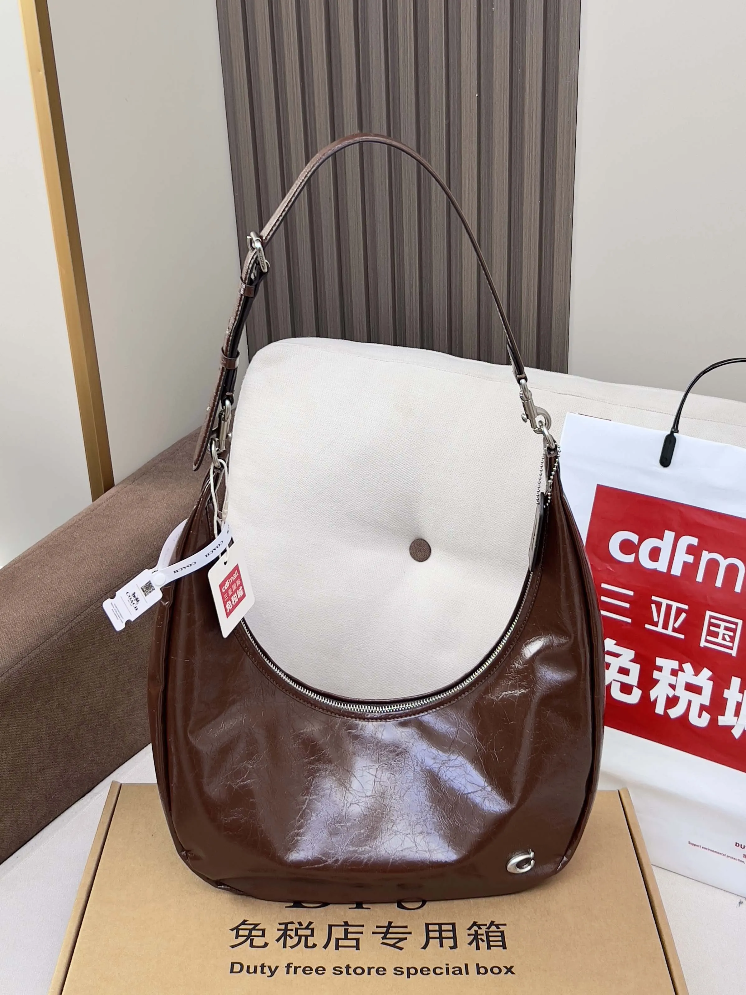 💰205✔《配图片包装》蔻驰新品 juilet sling美式复古风 单肩腋下包,Coach 这波时尚狠狠的拿捏住了开挂的Juliet又出新成员了,松弛随性又自主的风格带着美式复古风 尺寸:36 x38 x12cm