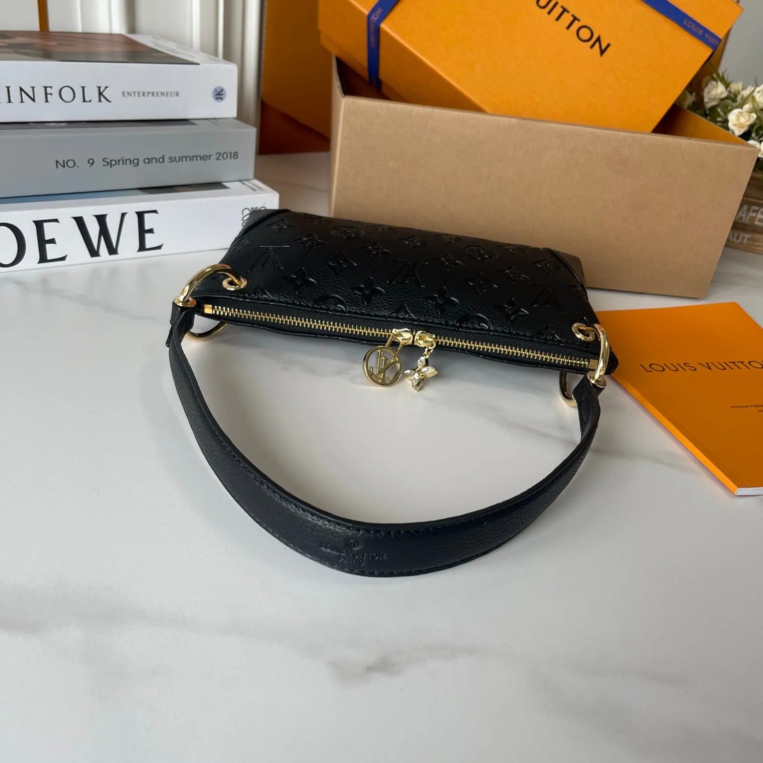 升级版批 120 M12174 💋腋下包✨随性又高级👑采用进口牛皮🌟品牌典范之作,现以全新精巧版本焕新呈现,可轻松收纳常用物件Size:25.5*13*5