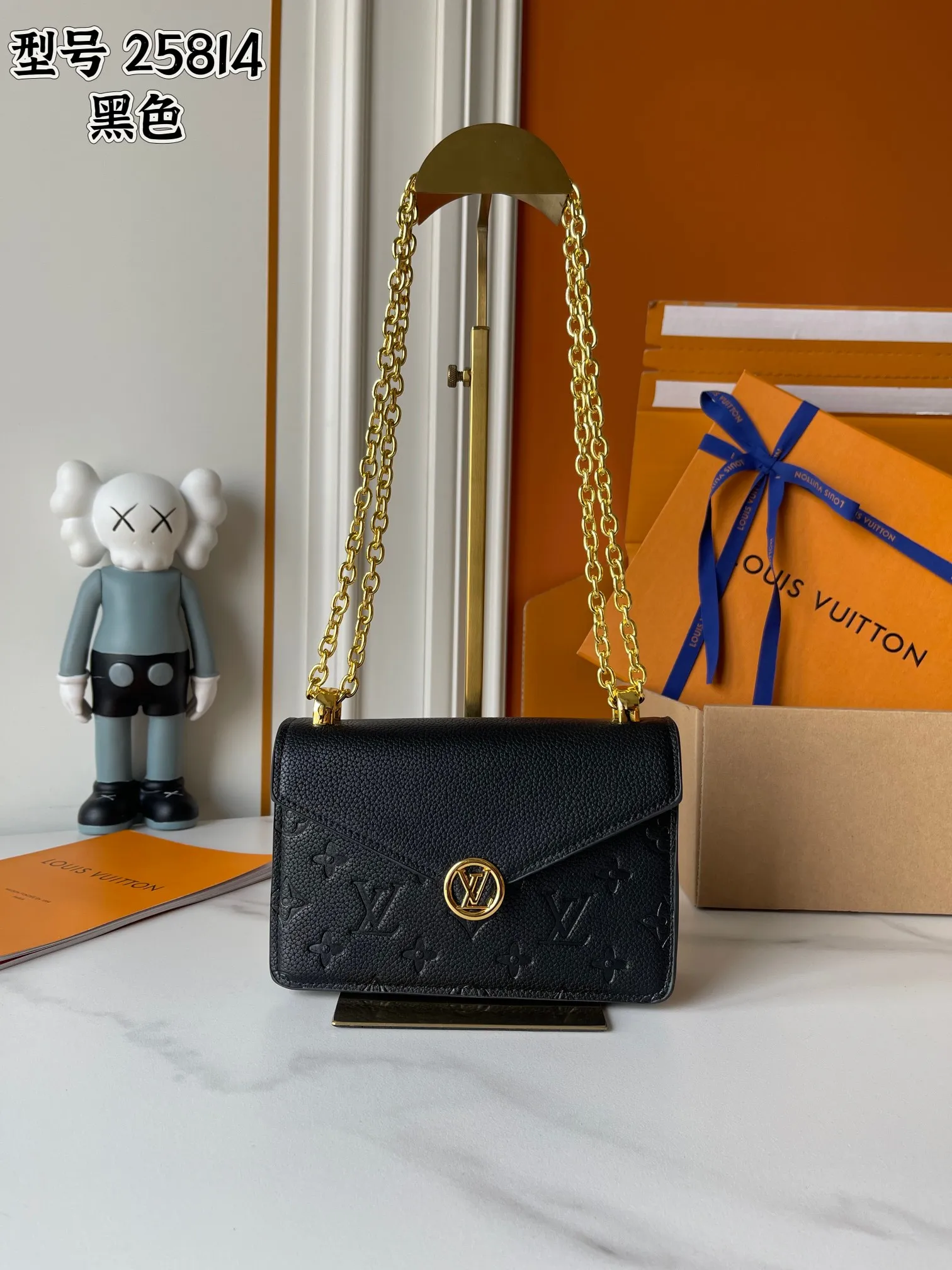 升级版批 批140 M13569黑色M13570 灰 M25814 酒红 (链条/压花) 【Portefeuille chaîne Rosy】 这款Rosy链式钱包既时尚又实用,为Monogram Empreinte系列增添了现代精神。它有一个优雅的LV圈和一个V形翻盖,这是房子的两个标志。磁性扣露出一朵惊喜的Monogram花,以及三个卡片缝隙和一个平坦的内袋。滑动链允许您交叉或戴在肩上。 尺寸:19.5 x 13.5 x 6.5厘米