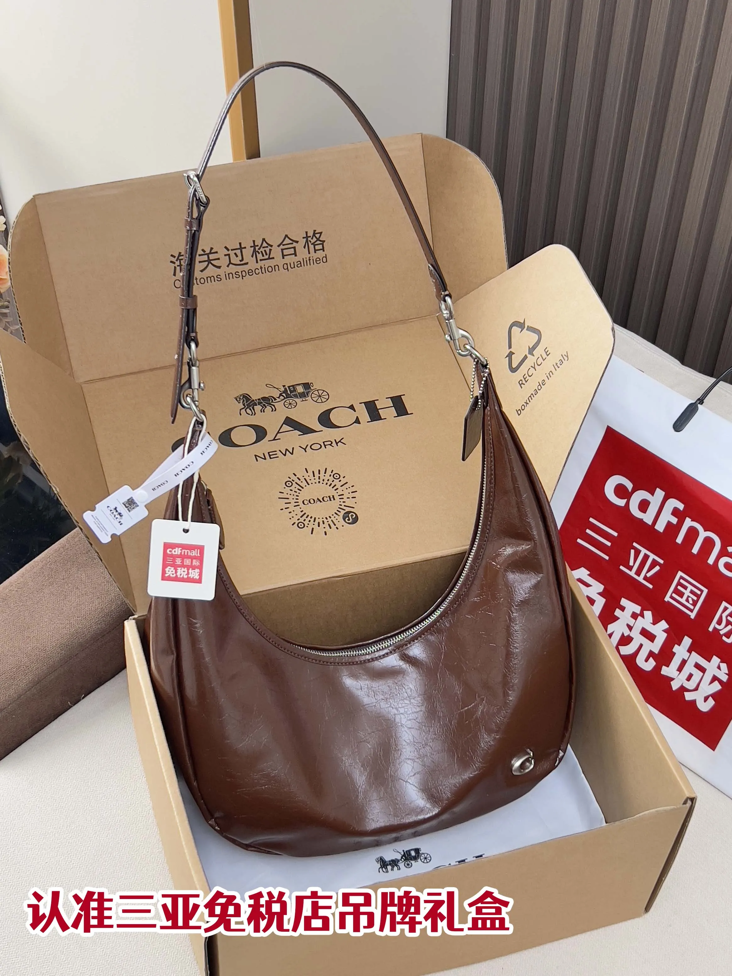 💰205✔《配图片包装》蔻驰新品 juilet sling美式复古风 单肩腋下包,Coach 这波时尚狠狠的拿捏住了开挂的Juliet又出新成员了,松弛随性又自主的风格带着美式复古风 尺寸:36 x38 x12cm