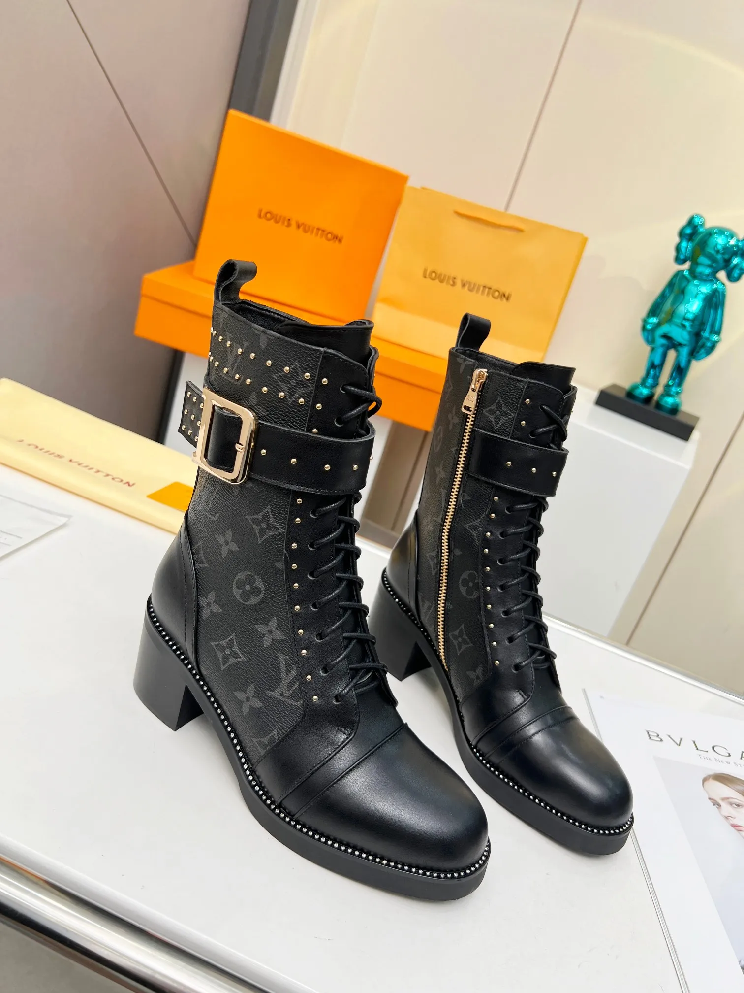 2023最新款专柜同步LV路易威登Louis Vuitton马丁靴市场高端产品质量、代购级别原版原单专属材料搭纹理细致的小牛皮，对路易威登特色元素进行饶有趣味的解构。清爽利落的造型线条、上脚超美超酷！实物更美致敬路易威登。 面料：进口牛皮+品牌特材。 内里：垫脚羊皮。 大底：原版大底， 跟高：5公分 码数： 35-39（40 41 42订做不退换） 出厂价：280 欢迎轻图大卖