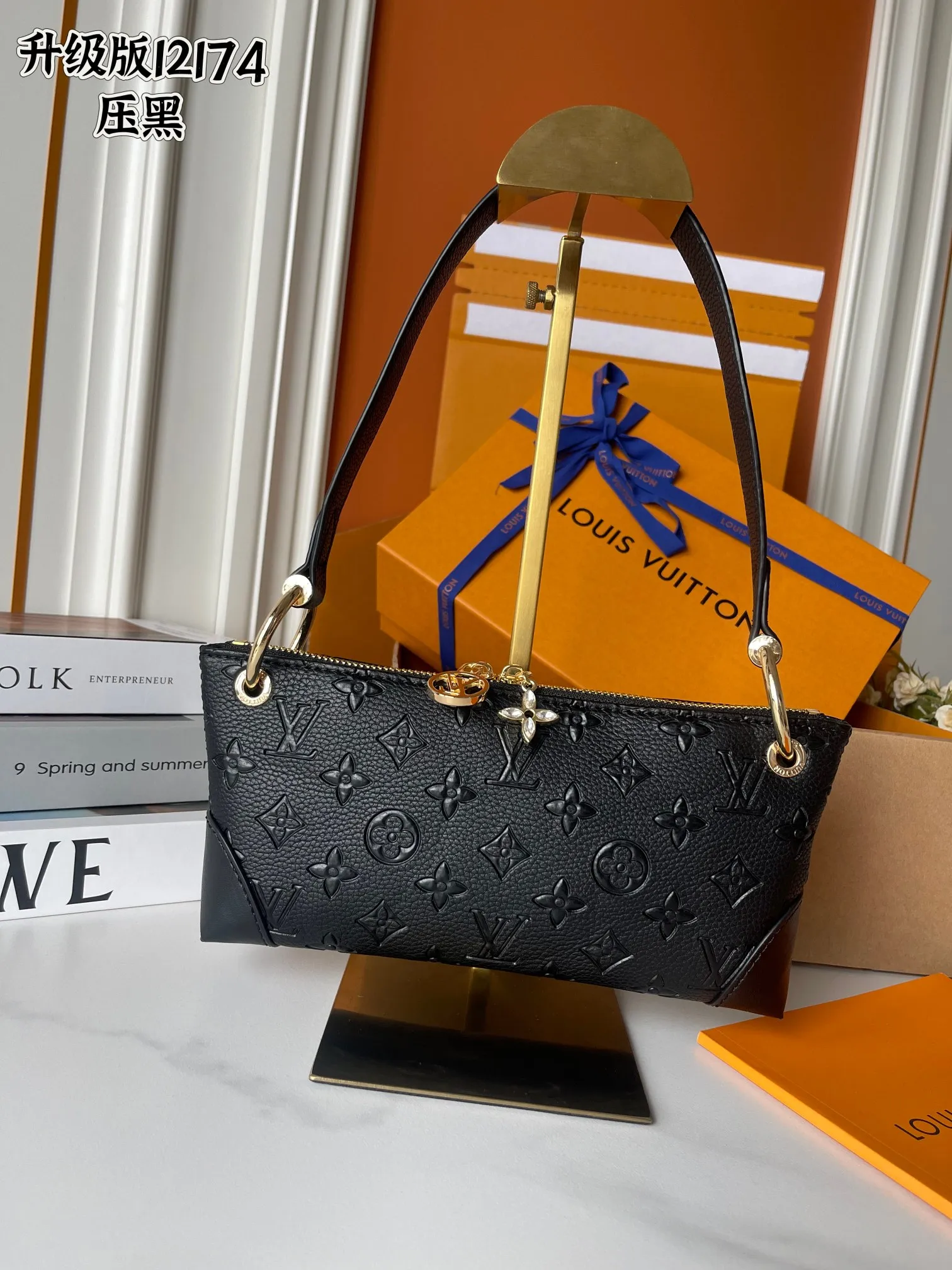 升级版批 120 M12174 💋腋下包✨随性又高级👑采用进口牛皮🌟品牌典范之作，现以全新精巧版本焕新呈现，可轻松收纳常用物件Size：25.5*13*5