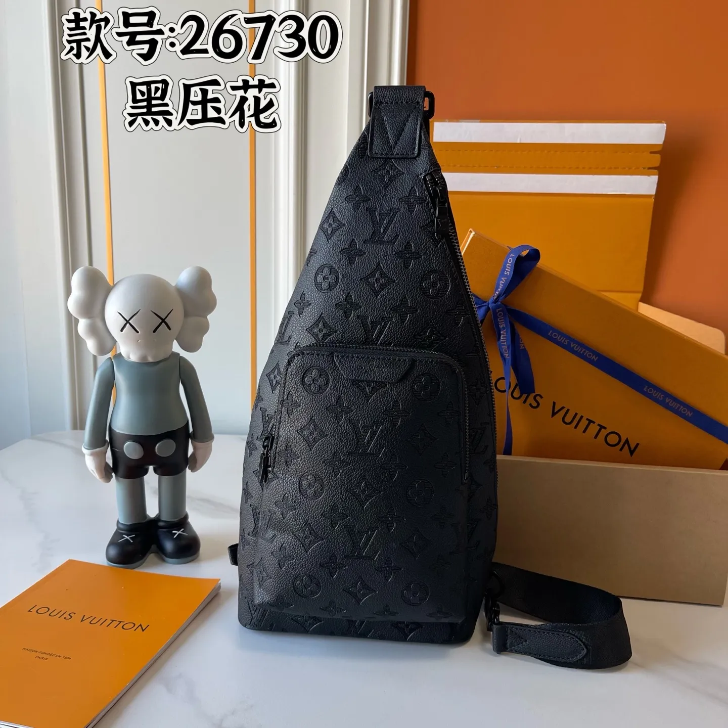 升级版批 150 M26730 M30936 本款 Monogram Shadow小皮牛为Duo Slingbag单肩包 带了来舒与适时尚感。更尚时的上部调可节肩带以更及宽、功能更的强前袋口为一这升级版批增了添运动感。可节调的带肩两侧均佩可戴,实现灵活、符人合体工程学携的带方式。20x42x6cm:20x42x6cm (长×高×宽)
