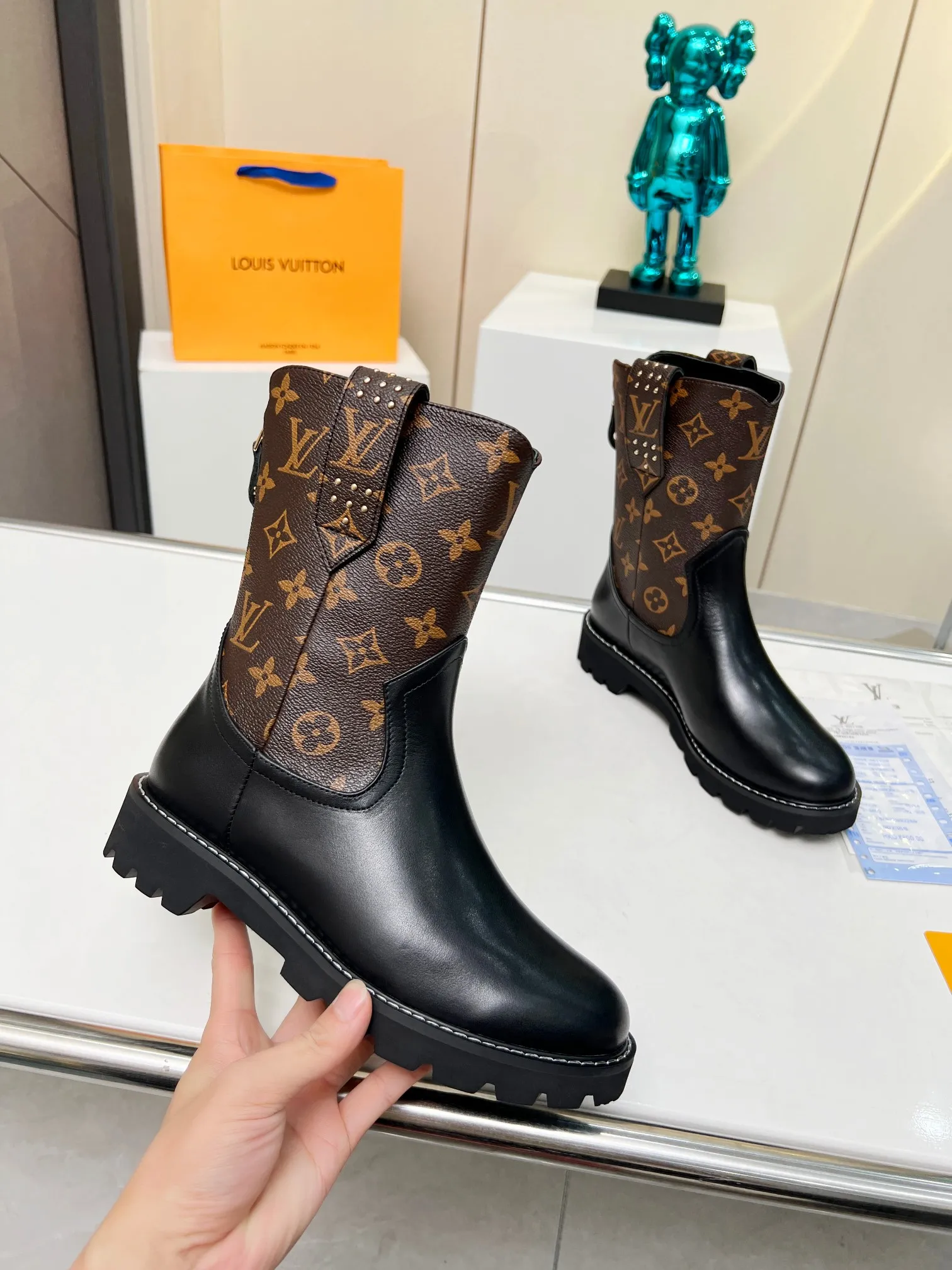 专柜同步LV路易威登Louis Vuitton马丁靴市场高端产品质量、代购级别原版原单专属材料搭纹理细致的小牛皮，2023年最新走秀款🔥🔥🔥清爽利落的造型线条、致敬路易威登旅行传统，面料，进口牛皮。内里垫脚羊皮，原版开模超轻发泡大底，跟高4.5，上脚超美超酷！实物更美，35-39（40 41 42订做不退换）出厂价：280欢迎报单