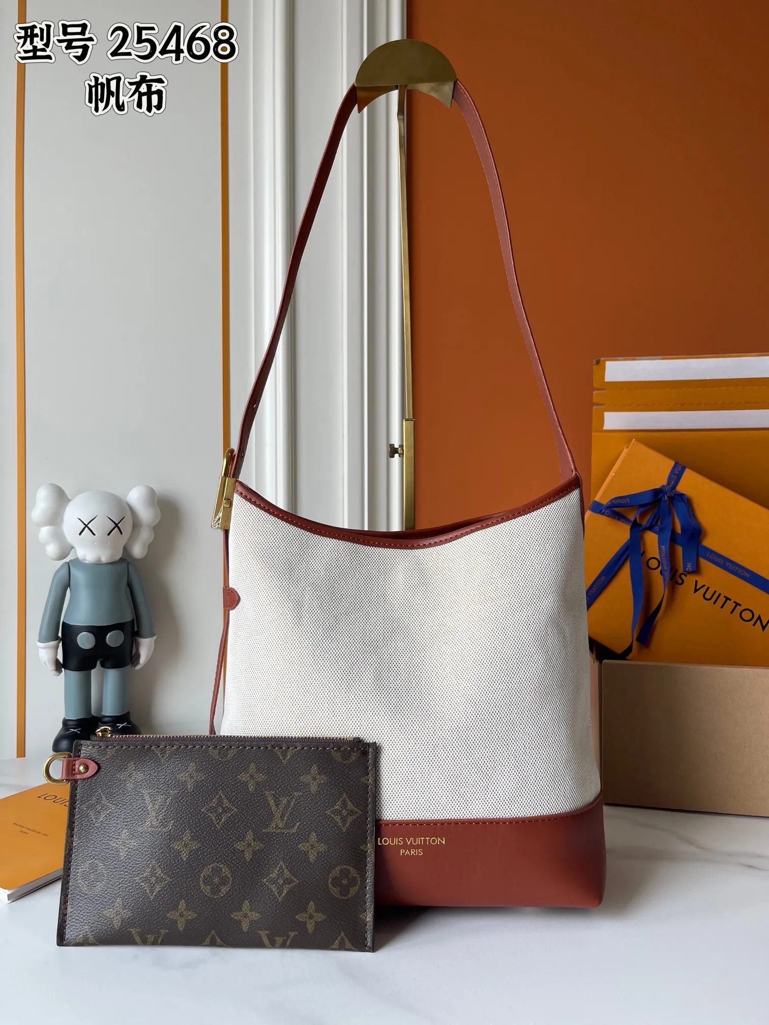 升级版批 160 M25468米白帆布 M44022棕色皮水桶包 当季新款 LOW KEY HOBO 小号手袋 本款 Low Key Hobo 小号手袋糅合帆布和牛皮革,以肌理反差演绎新季优雅格调。做旧金属件和可拆卸 Monogram 拉链内袋回溯品牌制箱传承,条纹内衬彰显考究细节。28 x 16 x 24 厘米。