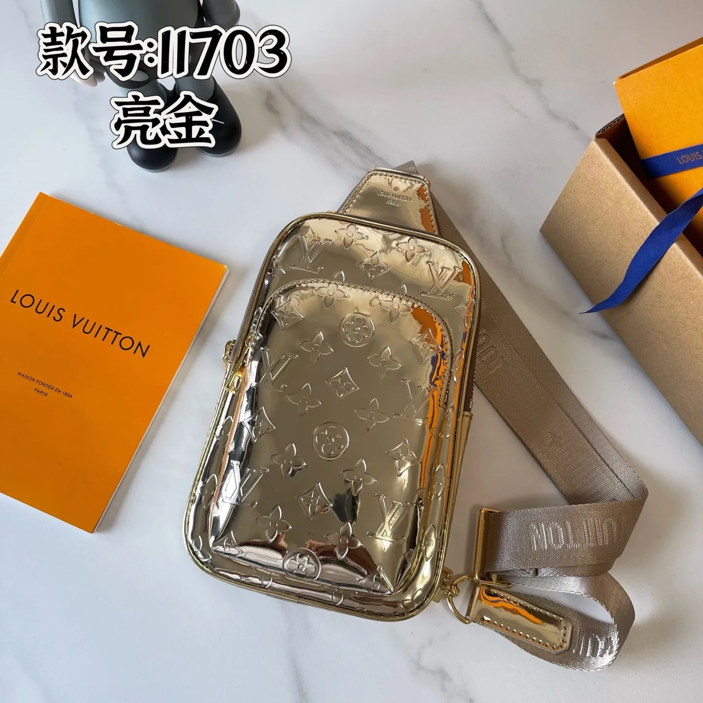 升级版批150 M11703 M13936 M25891 M47137 M14953 本款 Avenue小号 单肩包出自LV Ski 系列，为压纹涂层帆布点缀光滑皮革饰边和莹亮金属件，再以崭新 Monogram Miroir 效果宣示复古未来主义理念。主隔层内袋确保稳妥收纳，拉链外袋方便取放常用物品。肩带与手袋衔接处设有三角形拉链袋。尺寸：16 x 33 x 5.7厘米(长度 x 高 x 宽)