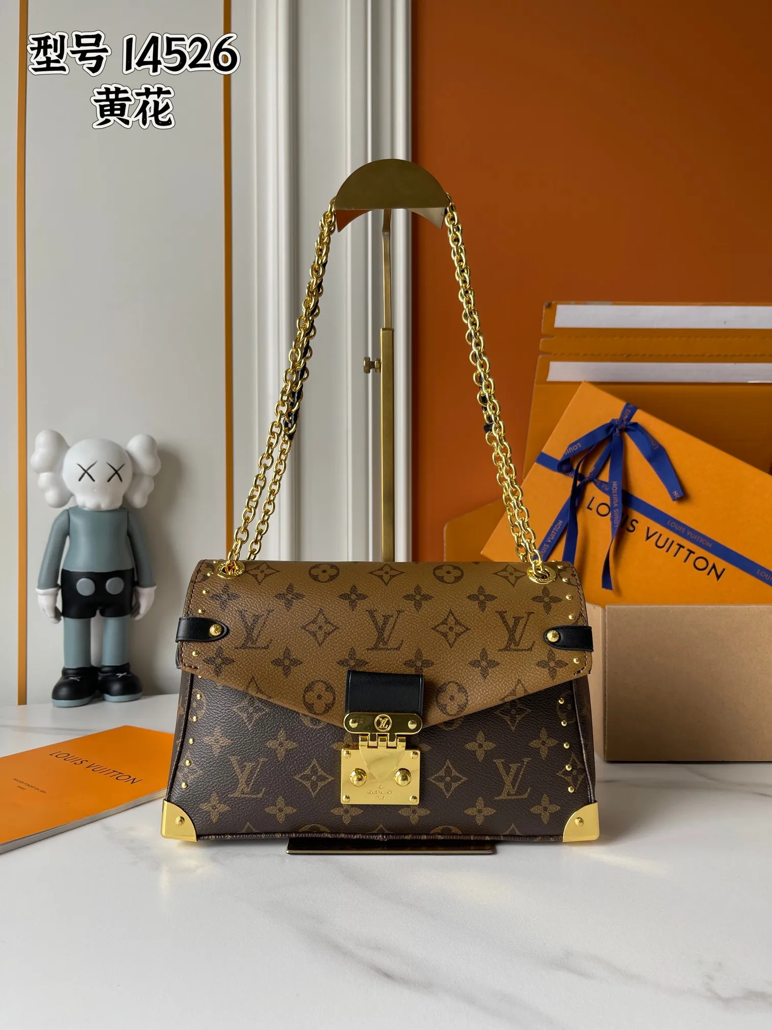 升级版批 150 M14526 M25081 M81266 Trunkie 手袋结合 Monogram 帆布和金属铆钉,搭配金属质感包角和标志性 S-lock 锁扣,以复古行李箱格调彰显品牌传承。内部空间和拉链口袋方便容纳日常所需,滑链肩带拓展背携选择。 16 x 8 x 27 厘米 (高 x 宽 x 长度) 涂层帆布 牛皮革饰边 织物内衬 金属件 翻盖开合,配有 S-lock 锁扣 拉链内袋 可收纳 6.7 寸智能手机、Sarah 长款钱夹、笔记本、太阳眼镜和钥匙 链条:可滑动调整,可拆卸 链条半长:20.0 厘米 链条半长可调至:28.0 厘米