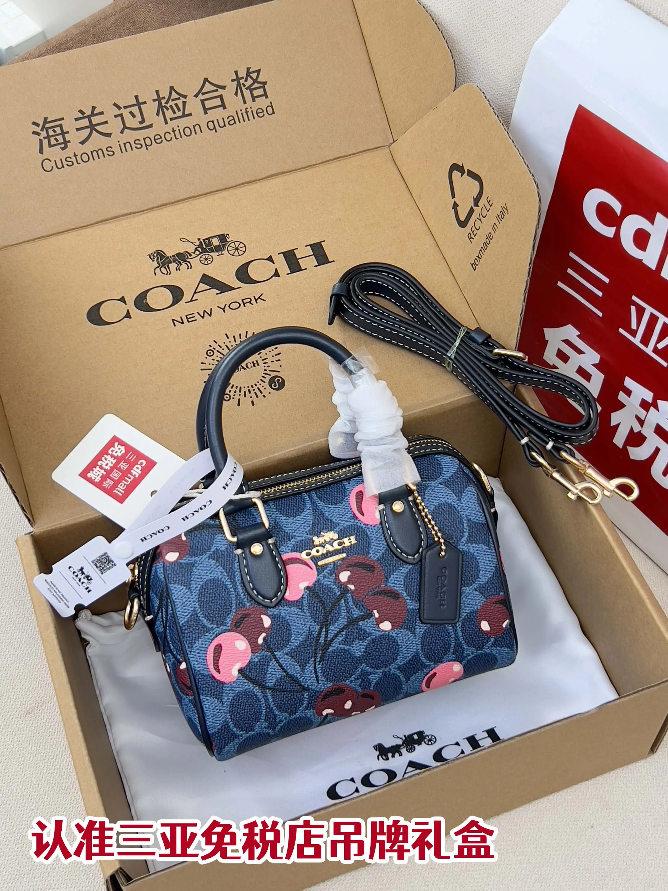 💰180✔《配图片包装》Coach蔻驰2025新款mini波士顿女包,新😍色来啦~PVC防水面料配牛皮迷你手提斜挎小包 波士顿包,ROWAN经典枕头包 老花logo拼接,肩带可拆 斜挎手拎都可,内置多功能袋,拉链开合,配色都是很适合四季的颜色~小巧可爱萌妹纸的最爱😘 尺寸:16.5x 11x 10cm