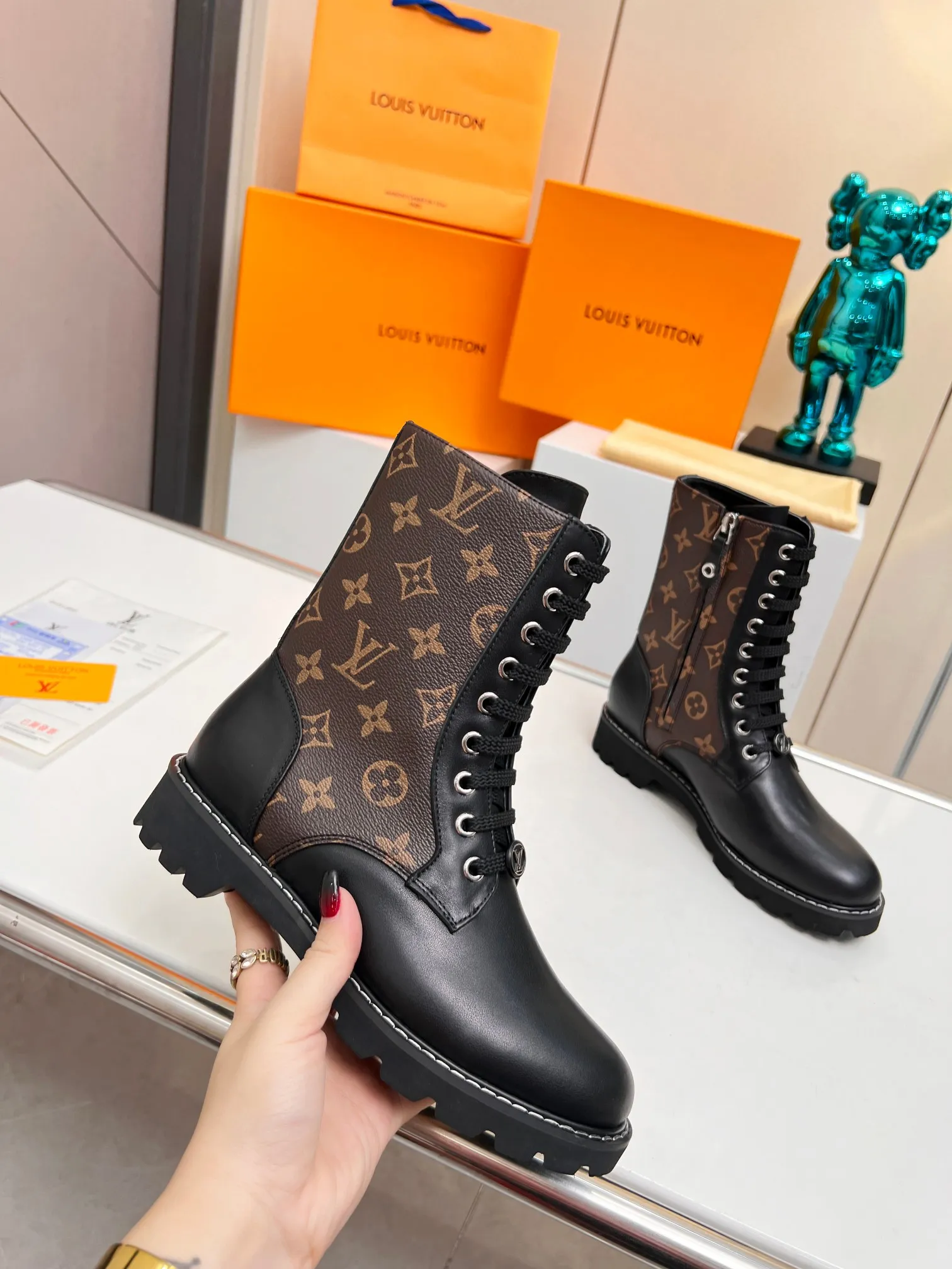 Lv路易威登louis vuitton马丁靴市场高端产品质量、代购级别原版原单专属材料搭纹理细致的小牛皮，对路易威登特色元素进行饶有趣味的解构。全粒面品牌压花和LV专属材料提升品牌识别度。清爽利落的造型线条、致敬路易威登旅行传统，面料，进口牛皮。内里垫脚羊皮，原版开模超轻发泡大底 上脚超美超酷！实物更美。 欢迎新老客户砸单 码数：35-42（40/41/42订做不退换） 大底：超轻原版发泡底。 出厂价：短靴260