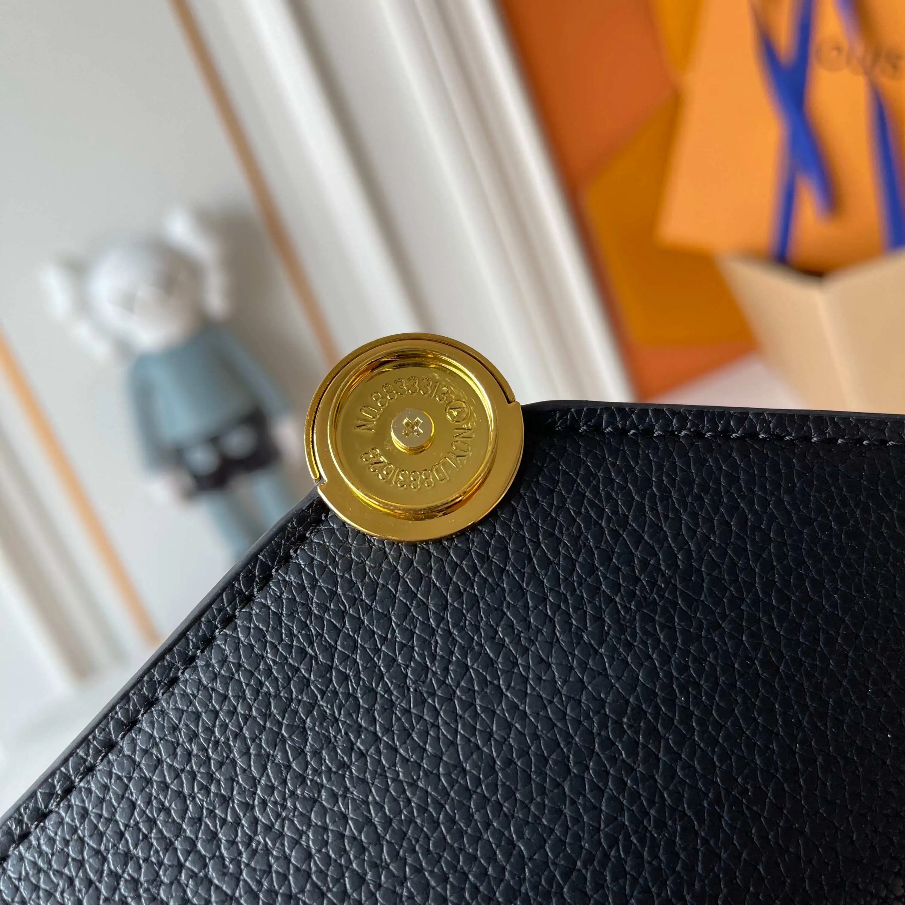 升级版批 批140 M13569黑色M13570 灰 M25814 酒红 (链条/压花) 【Portefeuille cha&icirc;ne Rosy】 这款Rosy链式钱包既时尚又实用，为Monogram Empreinte系列增添了现代精神。它有一个优雅的LV圈和一个V形翻盖，这是房子的两个标志。磁性扣露出一朵惊喜的Monogram花，以及三个卡片缝隙和一个平坦的内袋。滑动链允许您交叉或戴在肩上。 尺寸：19.5 x 13.5 x 6.5厘米