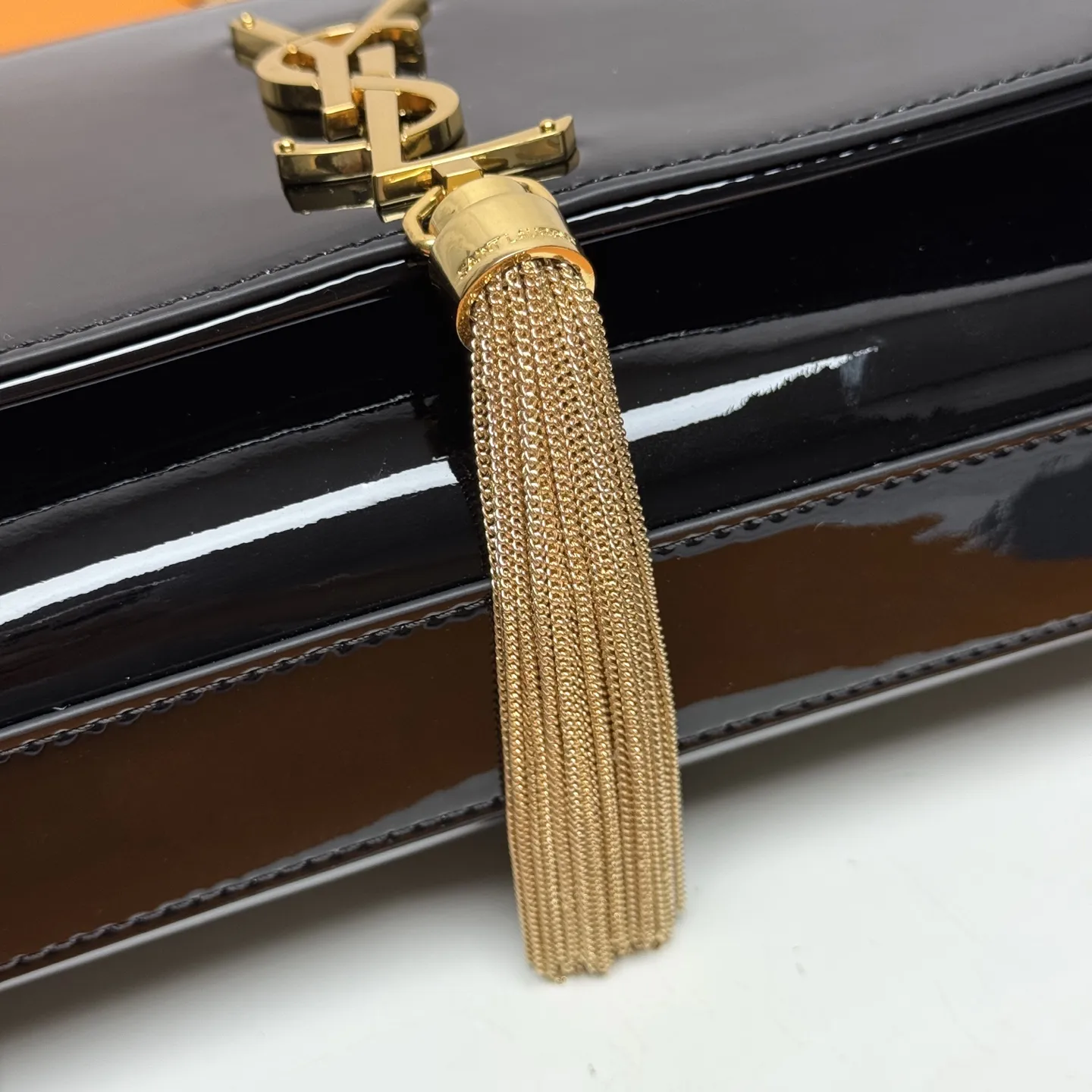 YSL/圣罗兰【漆皮】💰💰500 期待已久漆皮永远是时尚的代表&hellip;简单而又浮夸，这个夏天你妖孽，最采用顶级南非进口漆皮，流梳五金，经典才是永恒！超乎想象的百搭，做工细节都无可挑剔[得意]型号：354119漆皮 ，24x14x5cm：24x14x5cm