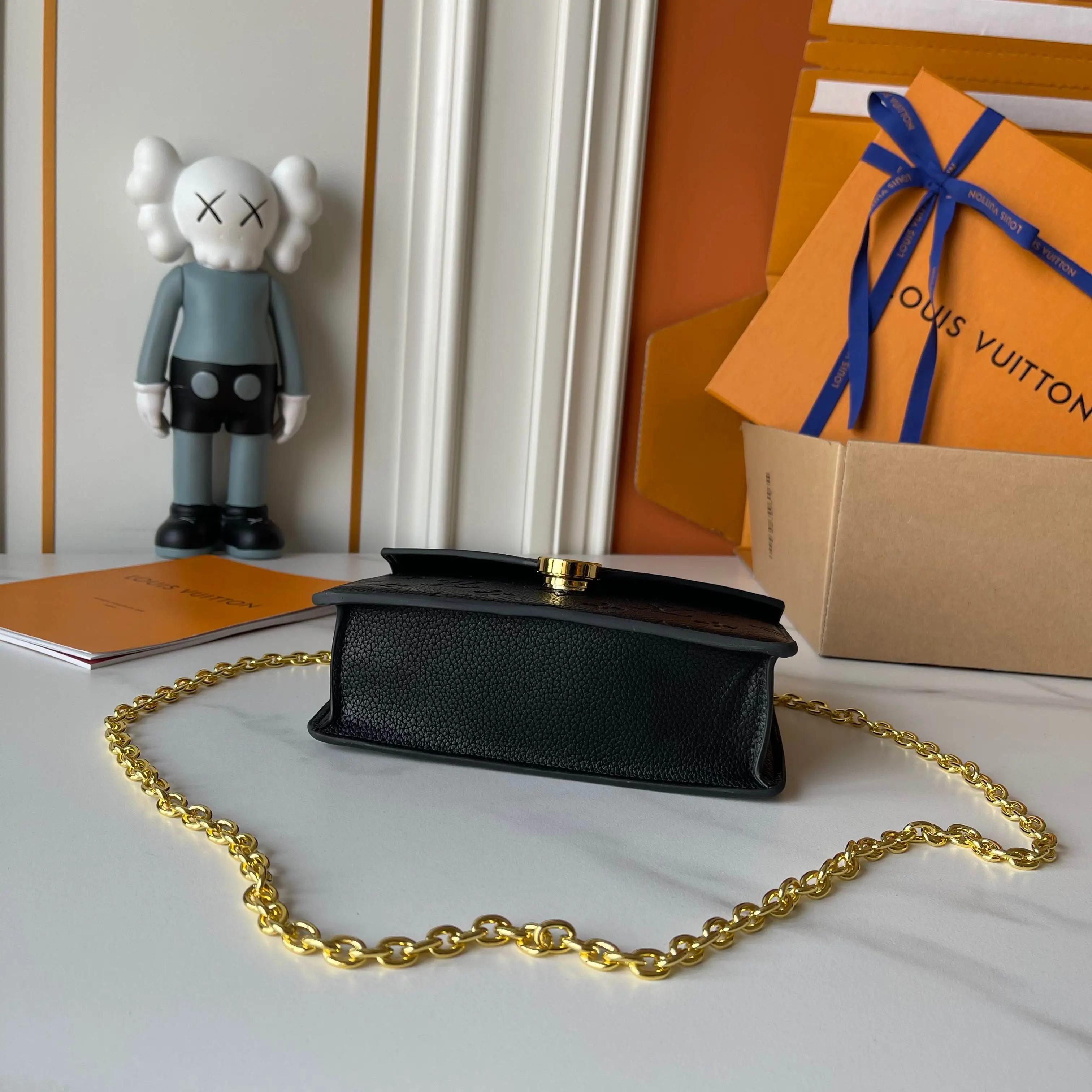 升级版批 批140 M13569黑色M13570 灰 M25814 酒红 (链条/压花) 【Portefeuille cha&icirc;ne Rosy】 这款Rosy链式钱包既时尚又实用，为Monogram Empreinte系列增添了现代精神。它有一个优雅的LV圈和一个V形翻盖，这是房子的两个标志。磁性扣露出一朵惊喜的Monogram花，以及三个卡片缝隙和一个平坦的内袋。滑动链允许您交叉或戴在肩上。 尺寸：19.5 x 13.5 x 6.5厘米