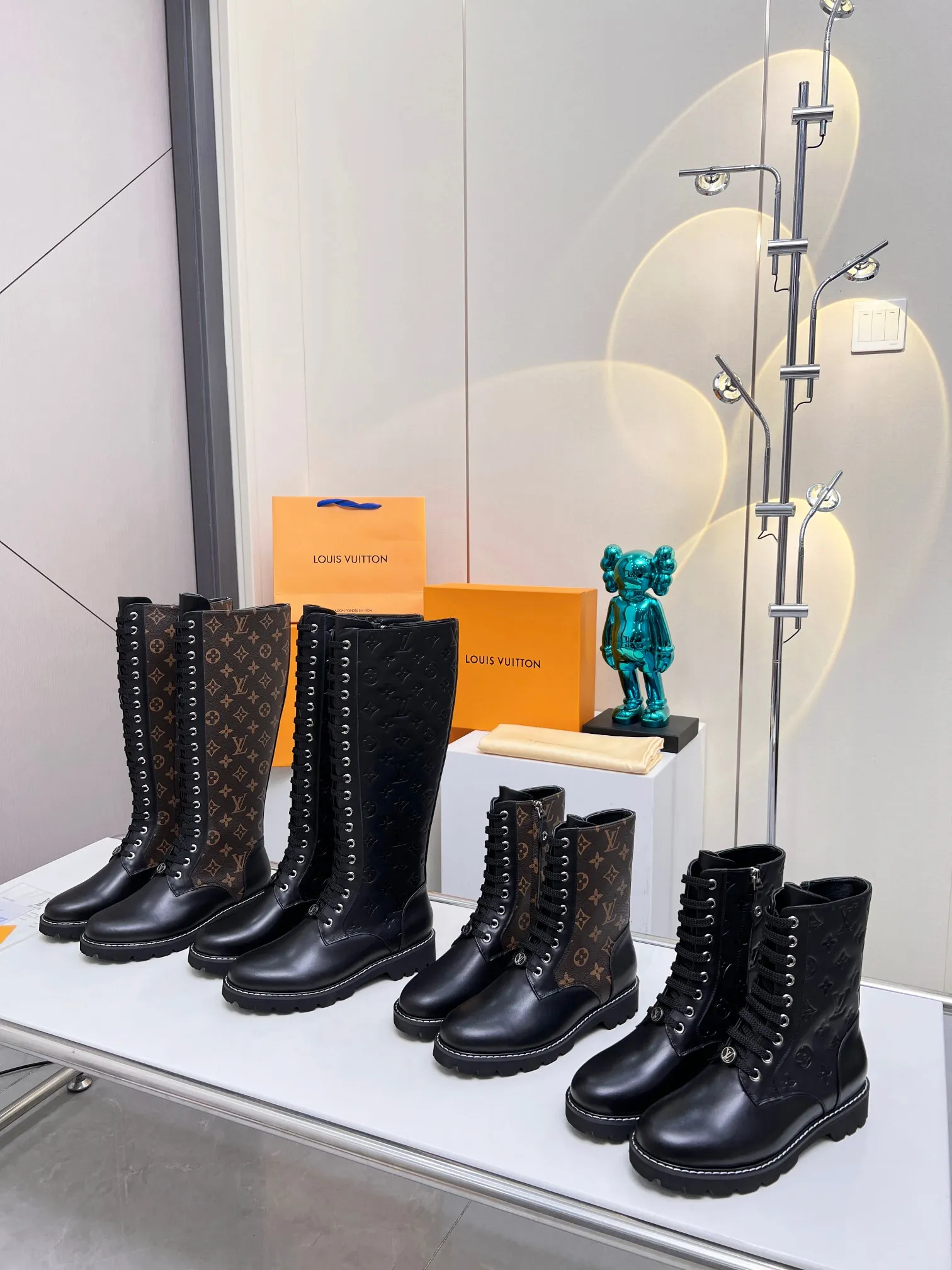 Lv路易威登louis vuitton马丁靴市场高端产品质量、代购级别原版原单专属材料搭纹理细致的小牛皮,对路易威登特色元素进行饶有趣味的解构。全粒面品牌压花和LV专属材料提升品牌识别度。清爽利落的造型线条、致敬路易威登旅行传统,面料,进口牛皮。内里垫脚羊皮,原版开模超轻发泡大底 上脚超美超酷!实物更美。 欢迎新老客户砸单 码数:35-42(40/41/42订做不退换) 大底:超轻原版发泡底。 出厂价:短靴260