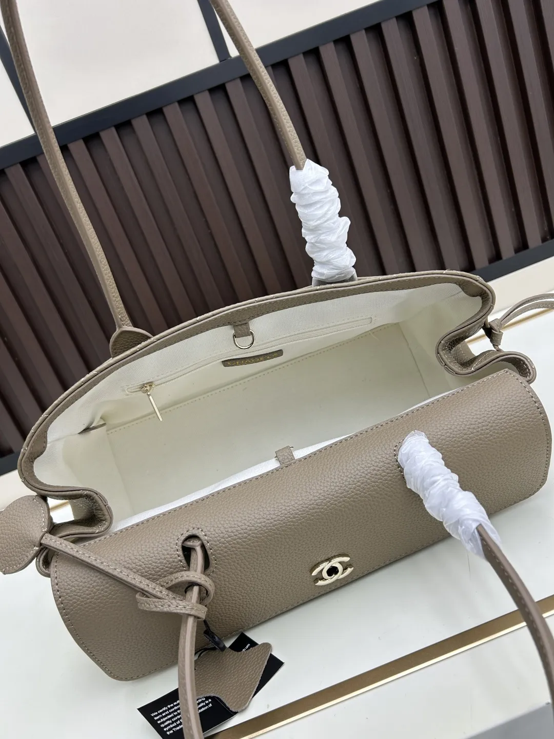 批290。 𝐂𝐡𝐚𝐧𝐞𝐥𝟐𝟎𝟐𝟔春夏 走秀系列 26ss春夏Togo牛皮托特手袋 采用高品质Togo牛皮🐮 触感细腻耐用 搭配经典双C金属Logo 辨识度超高计 包型挺括 尺寸适中 手提肩背都很方便 通勤休闲都能轻松驾驭 春夏季节搭配深色或简约服饰超加分。进口牛皮设计提升质感，兼具奢华与实用性，时髦精们必入! 款号皮：018 磨砂:019 尺寸：32*10*21