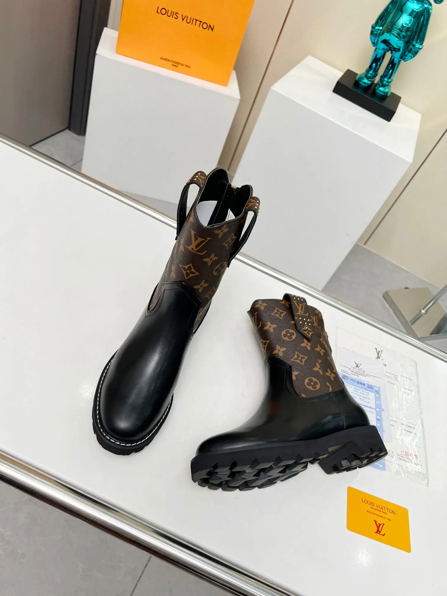 专柜同步LV路易威登Louis Vuitton马丁靴市场高端产品质量、代购级别原版原单专属材料搭纹理细致的小牛皮，2023年最新走秀款🔥🔥🔥清爽利落的造型线条、致敬路易威登旅行传统，面料，进口牛皮。内里垫脚羊皮，原版开模超轻发泡大底，跟高4.5，上脚超美超酷！实物更美，35-39（40 41 42订做不退换）出厂价：280欢迎报单
