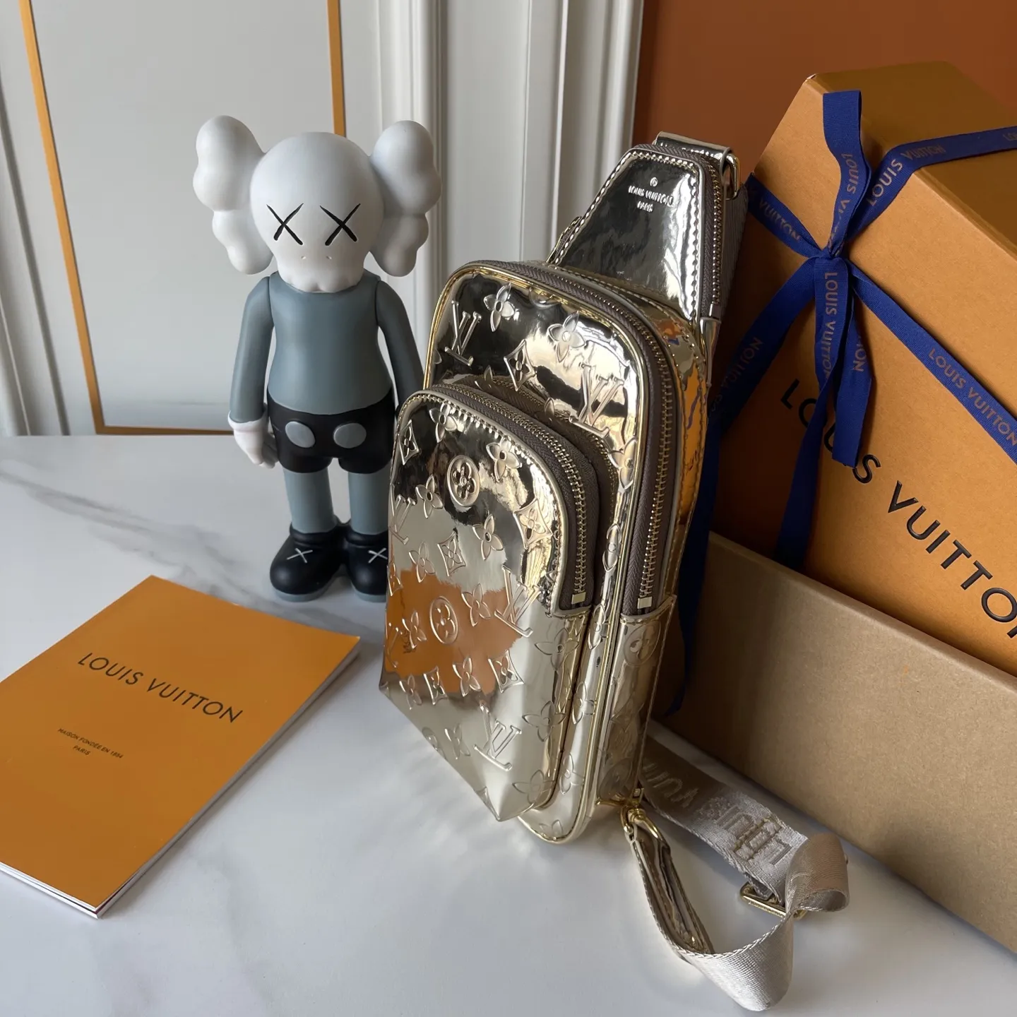 升级版批150 M11703 M13936 M25891 M47137 M14953 本款 Avenue小号 单肩包出自LV Ski 系列，为压纹涂层帆布点缀光滑皮革饰边和莹亮金属件，再以崭新 Monogram Miroir 效果宣示复古未来主义理念。主隔层内袋确保稳妥收纳，拉链外袋方便取放常用物品。肩带与手袋衔接处设有三角形拉链袋。尺寸：16 x 33 x 5.7厘米(长度 x 高 x 宽)