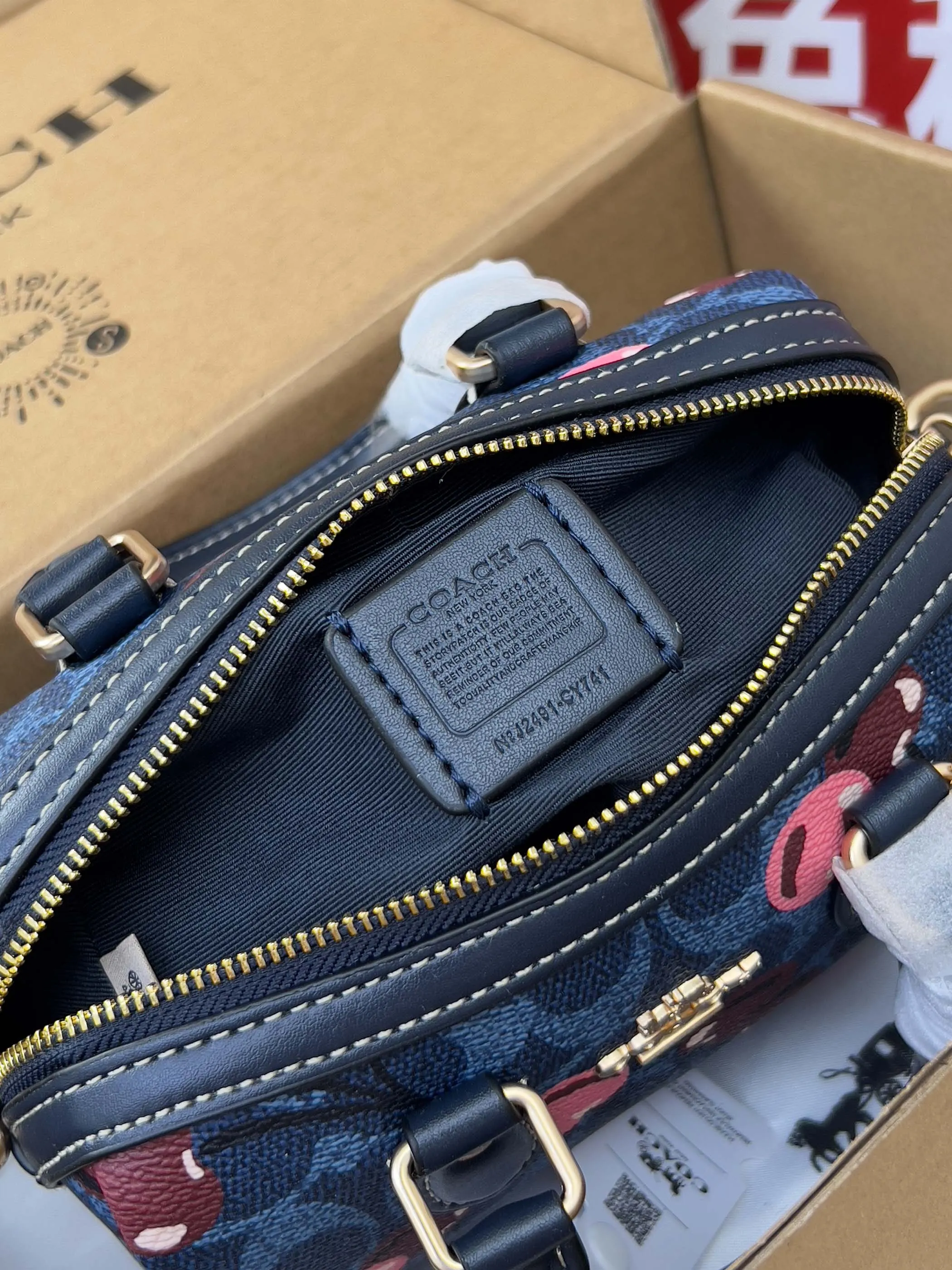 💰180✔《配图片包装》Coach蔻驰2025新款mini波士顿女包,新😍色来啦~PVC防水面料配牛皮迷你手提斜挎小包 波士顿包,ROWAN经典枕头包 老花logo拼接,肩带可拆 斜挎手拎都可,内置多功能袋,拉链开合,配色都是很适合四季的颜色~小巧可爱萌妹纸的最爱😘 尺寸:16.5x 11x 10cm