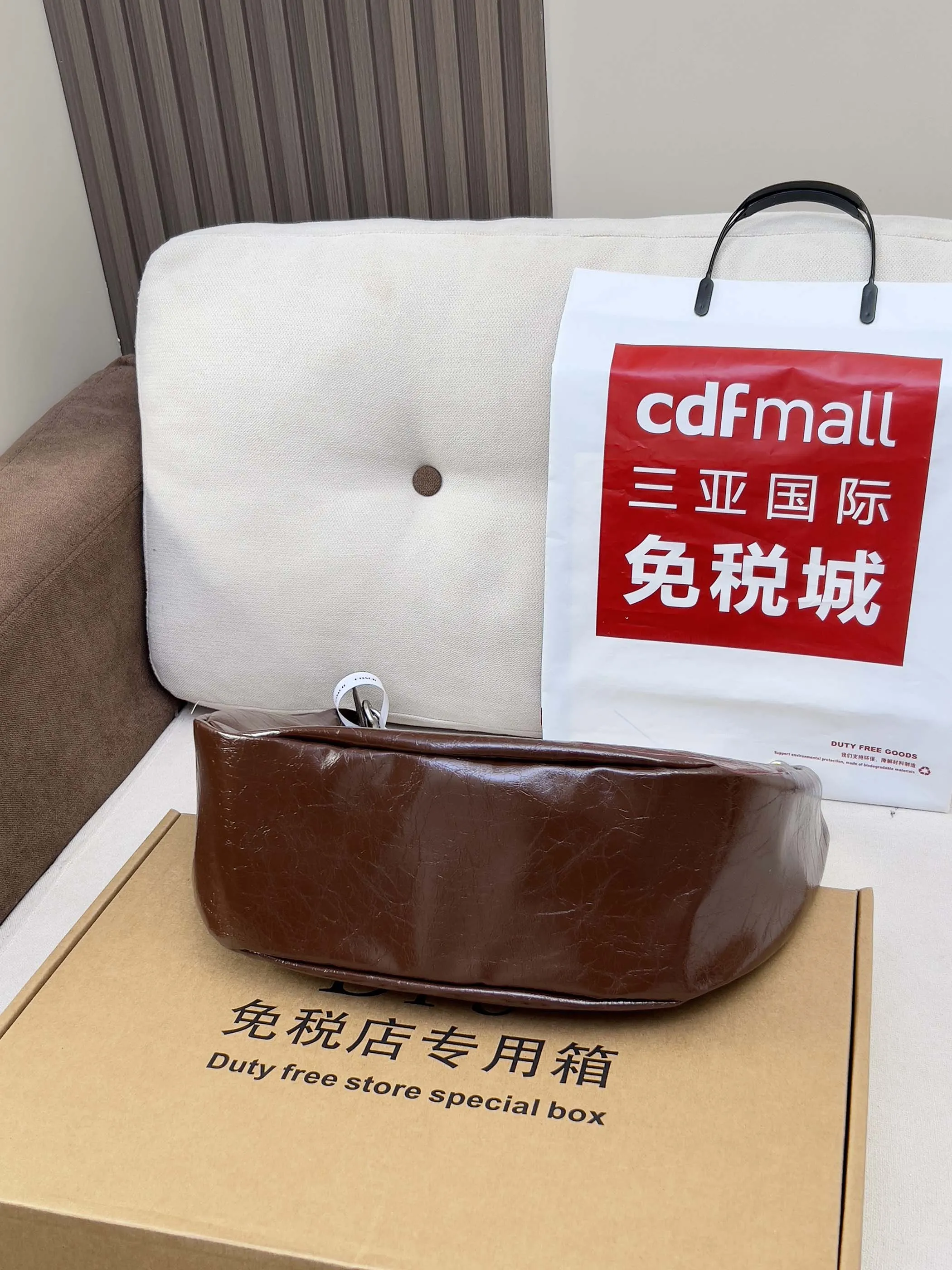 💰205✔《配图片包装》蔻驰新品 juilet sling美式复古风 单肩腋下包，Coach 这波时尚狠狠的拿捏住了开挂的Juliet又出新成员了，松弛随性又自主的风格带着美式复古风 尺寸:36 x38 x12cm