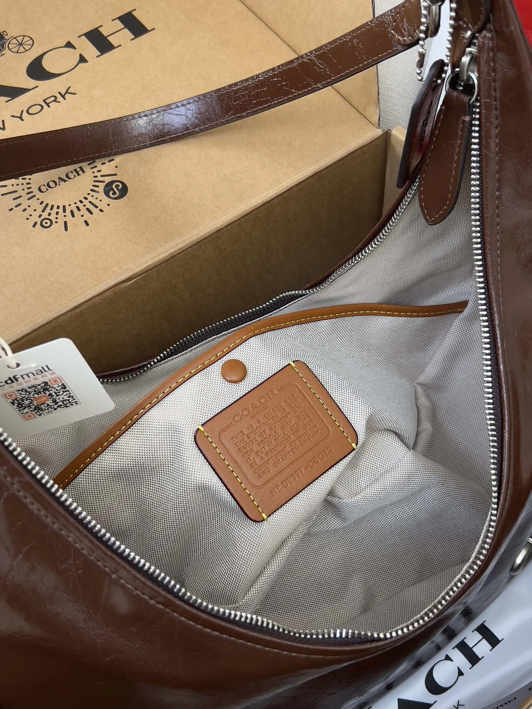 💰205✔《配图片包装》蔻驰新品 juilet sling美式复古风 单肩腋下包,Coach 这波时尚狠狠的拿捏住了开挂的Juliet又出新成员了,松弛随性又自主的风格带着美式复古风 尺寸:36 x38 x12cm